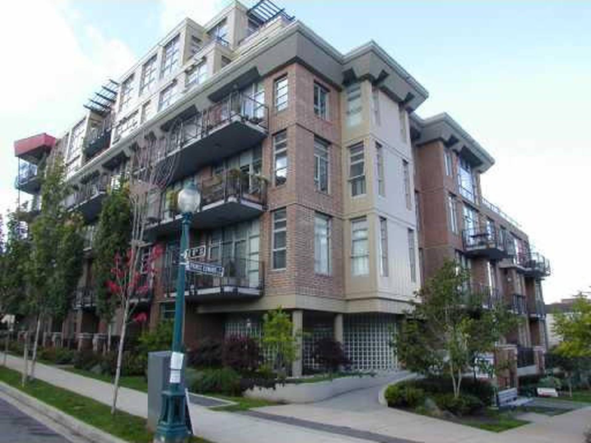 SOMA Lofts Vancouver, BC 2635 Prince Edward St liv.rent