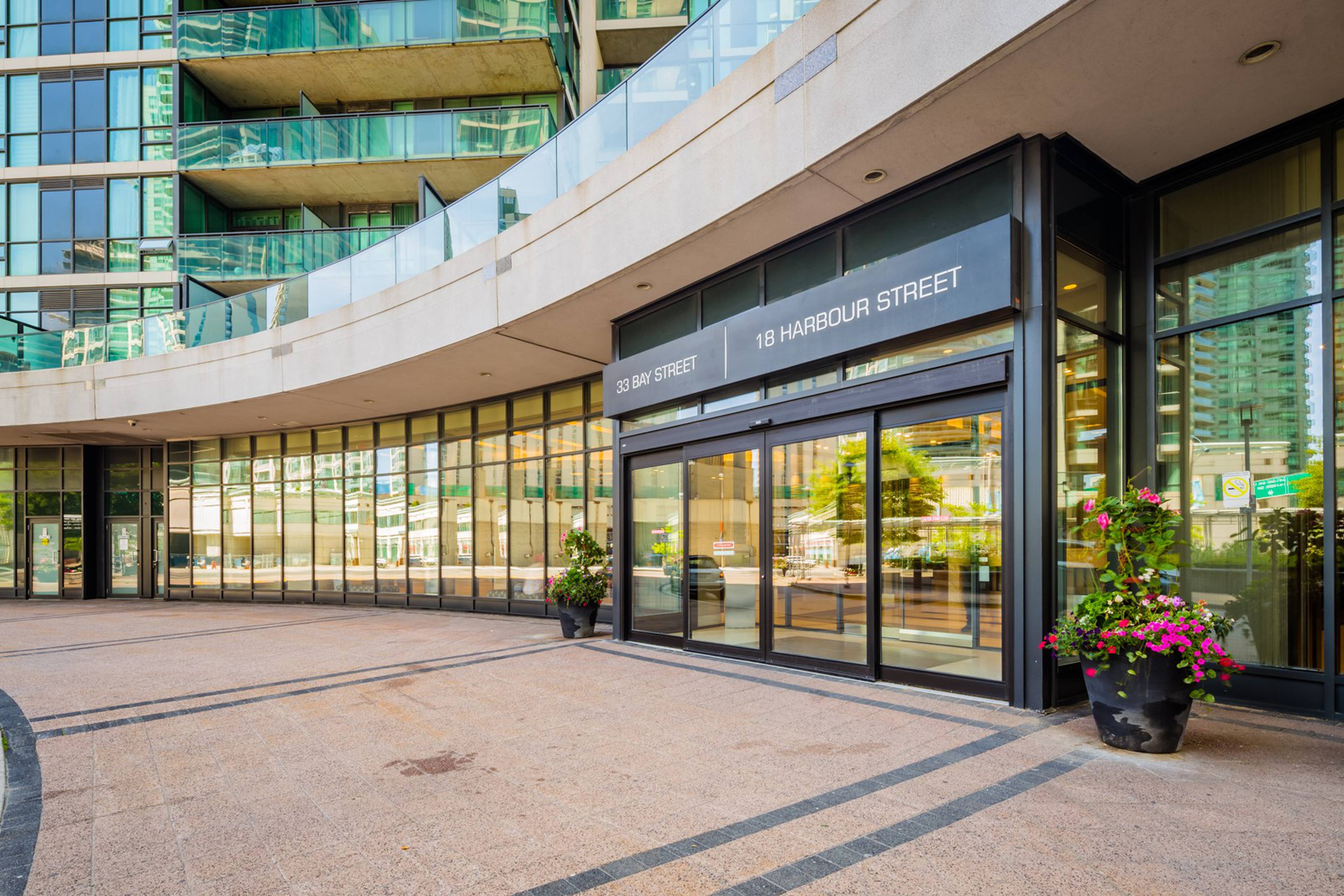 33 Bay at Pinnacle Apartments for Rent, 33 Bay St, Toronto, ON - 3