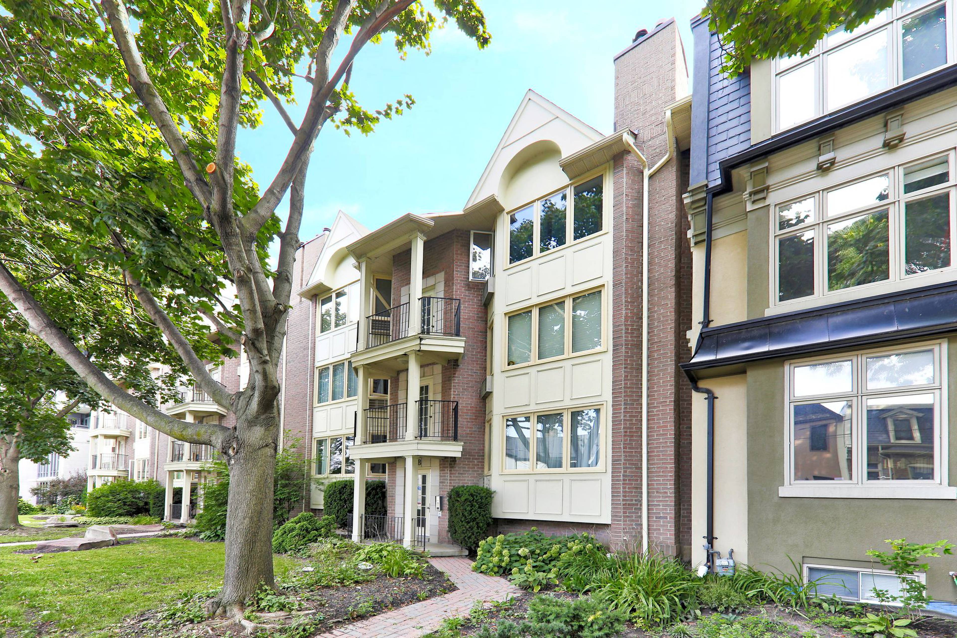 Trinity Courtyards Townhomes Toronto, ON 9498 Trinity St liv.rent