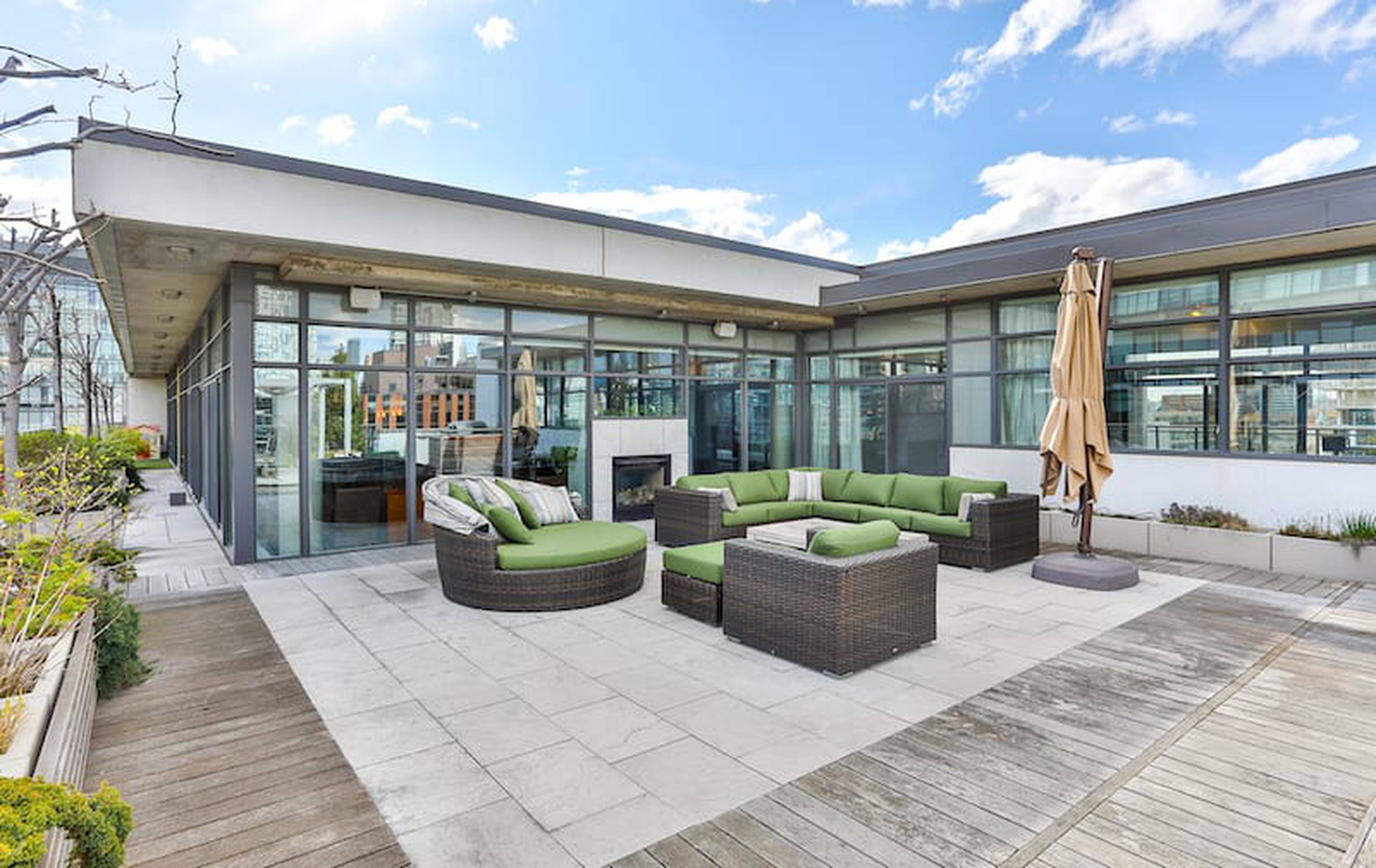 Fashion District Lofts Toronto, ON 10 Morrison St liv.rent