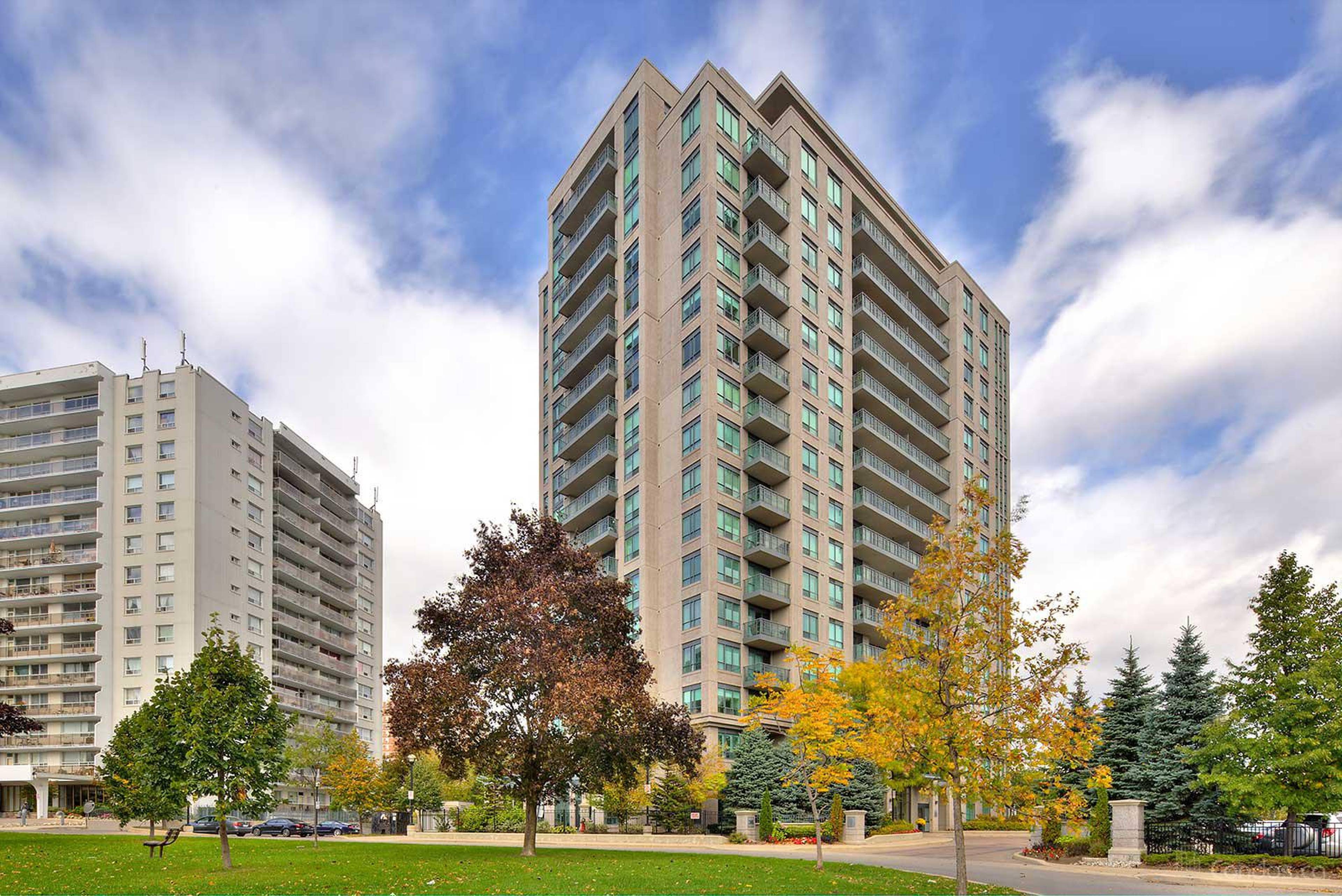 The Fountains of Edenbridge Condos Toronto, ON 38 Fontenay Crt liv.rent