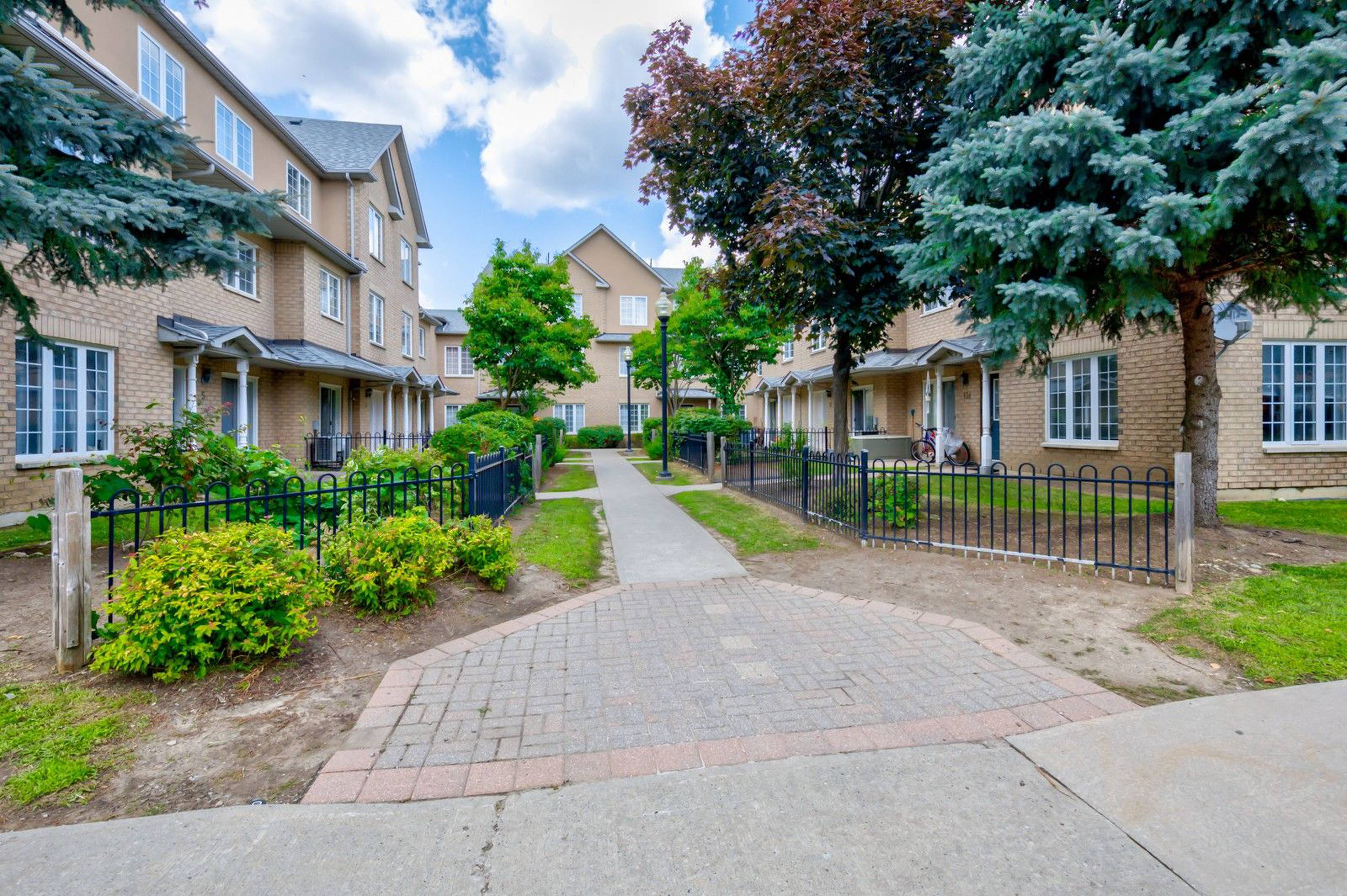 Circa Carriage Townhouses 5 St Moritz Way Apartments for Rent Markham