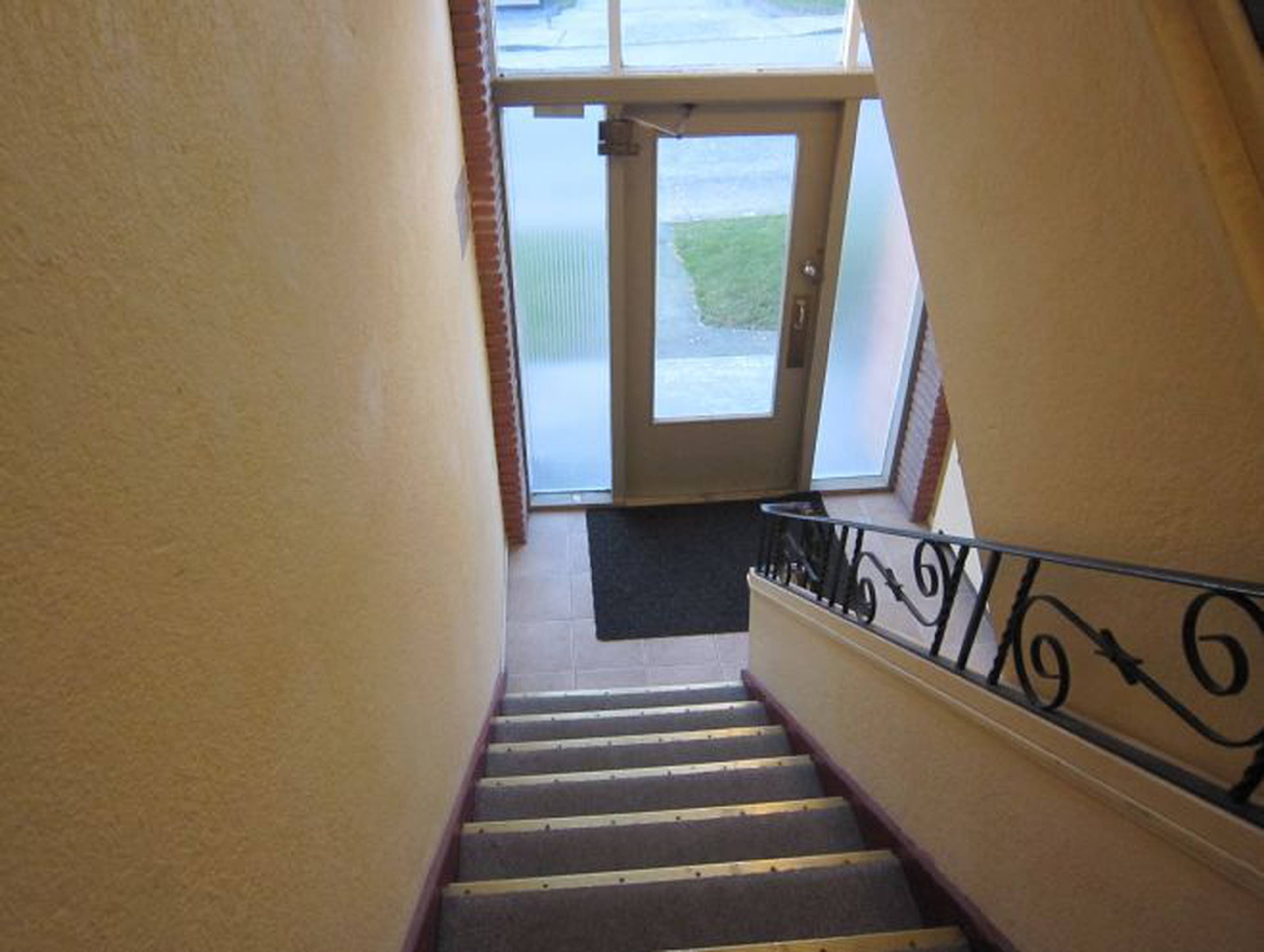 Sussex Court Apartments for Rent, 6780 Sussex Ave, Burnaby, BC - 2