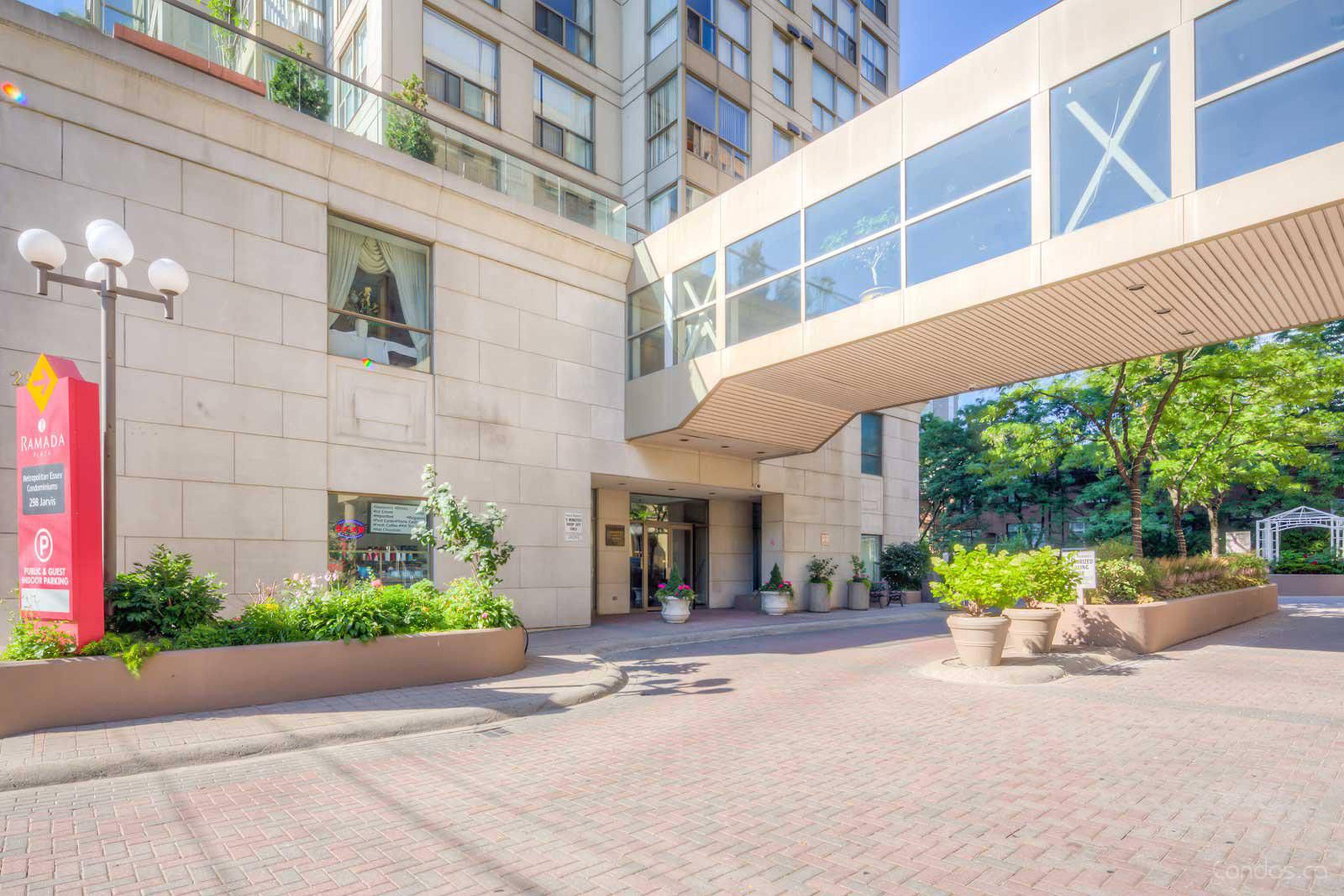 Metropolitan Essex Toronto, ON 298 Jarvis St liv.rent