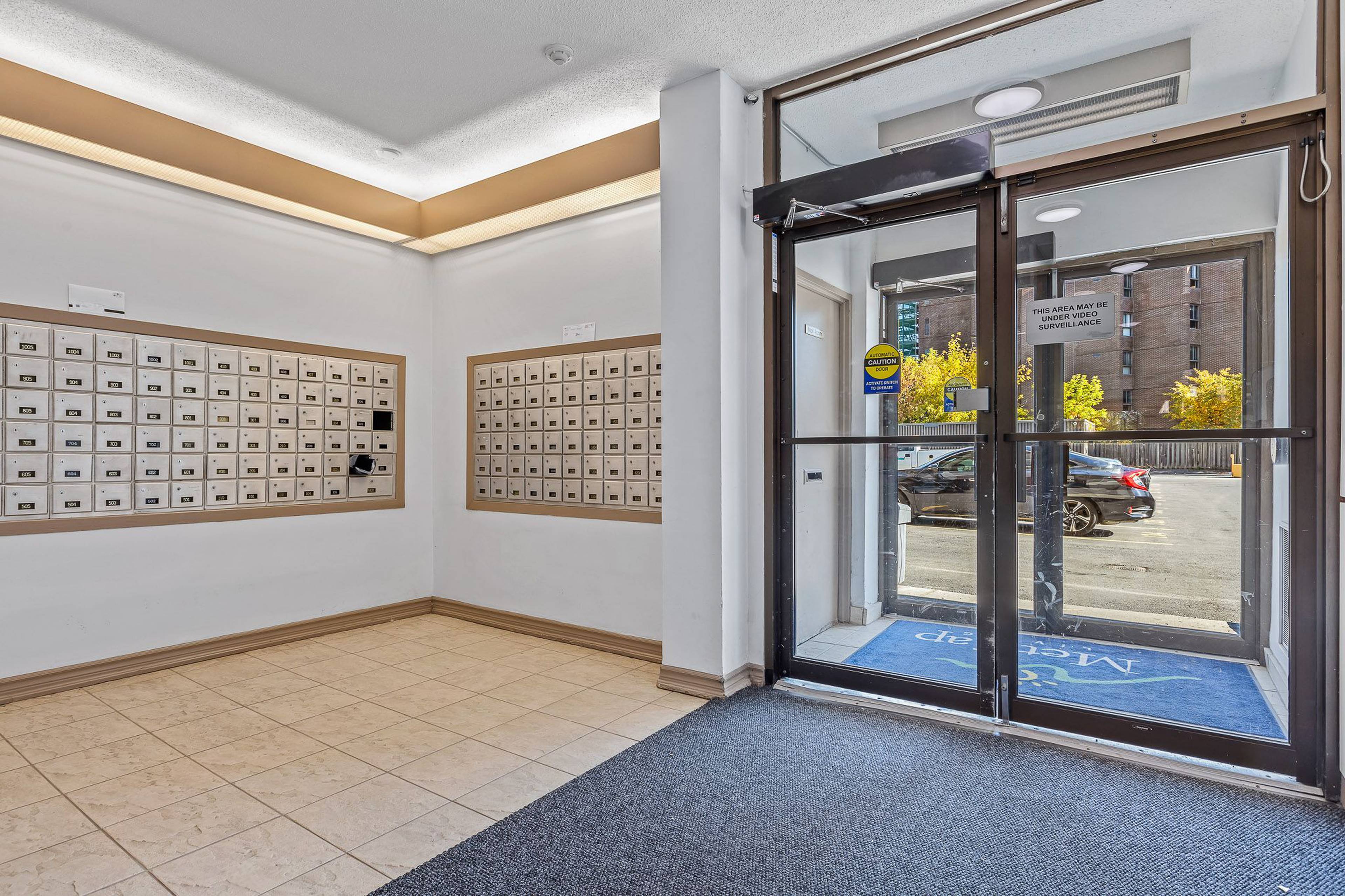 SunsetSunview Heights Ottawa, ON 2880, 2900 Carling Avenue liv.rent