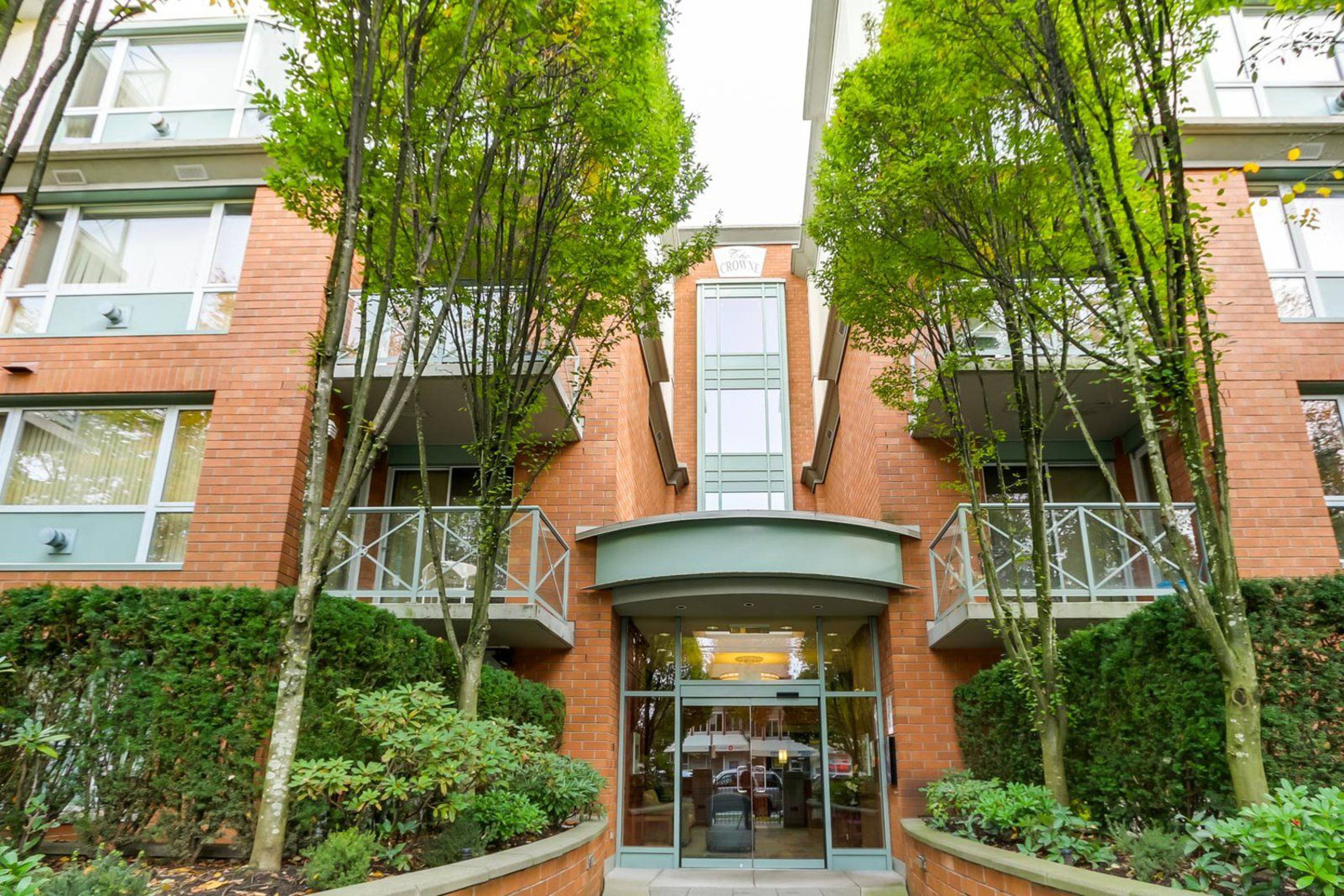 Crowne On Oak Apartment Building