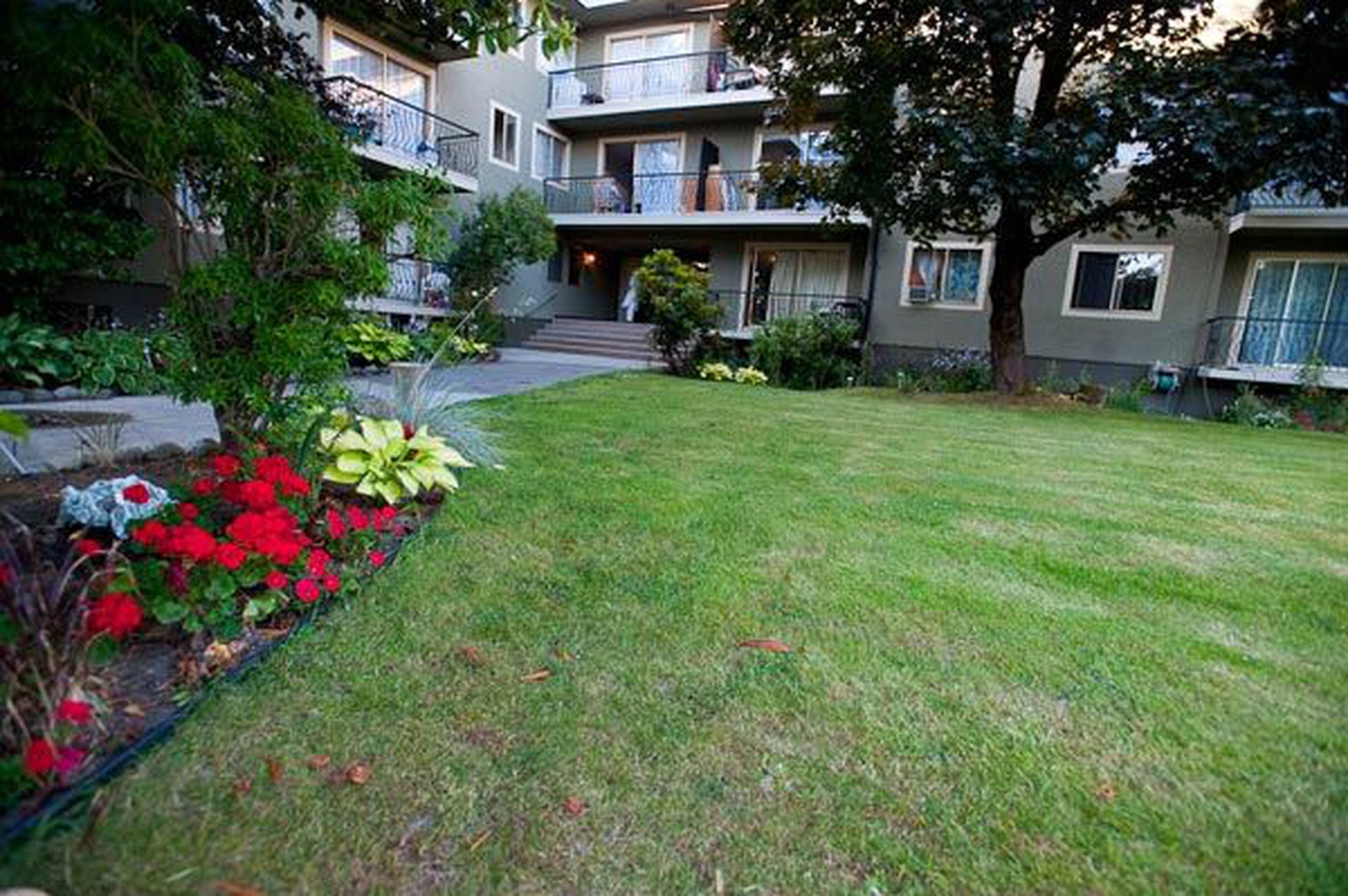 Holly Court Burnaby BC 7110 Fulton Ave liv rent