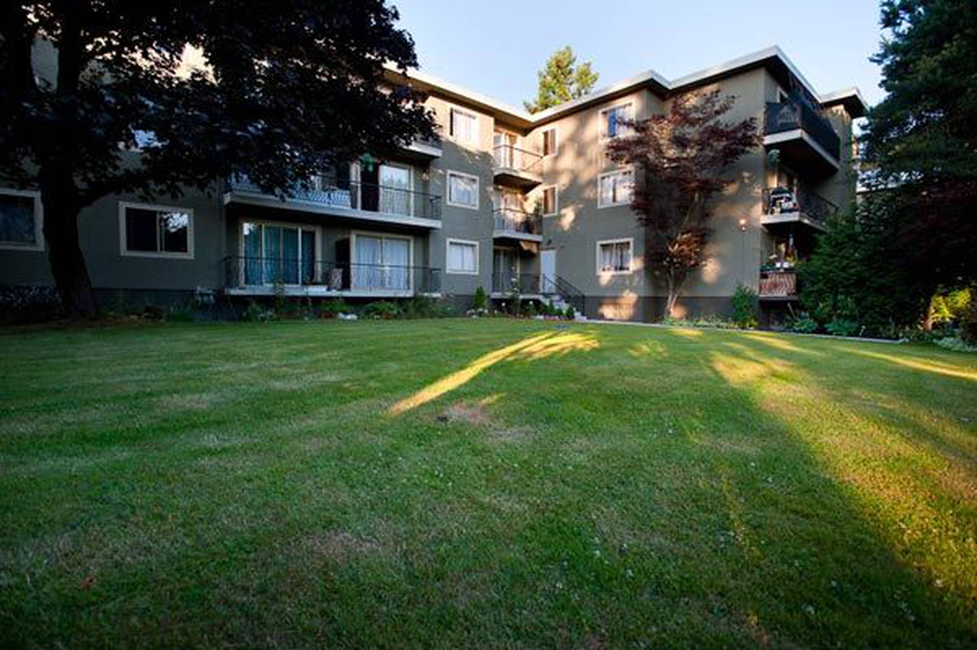 Holly Court Burnaby BC 7110 Fulton Ave liv rent