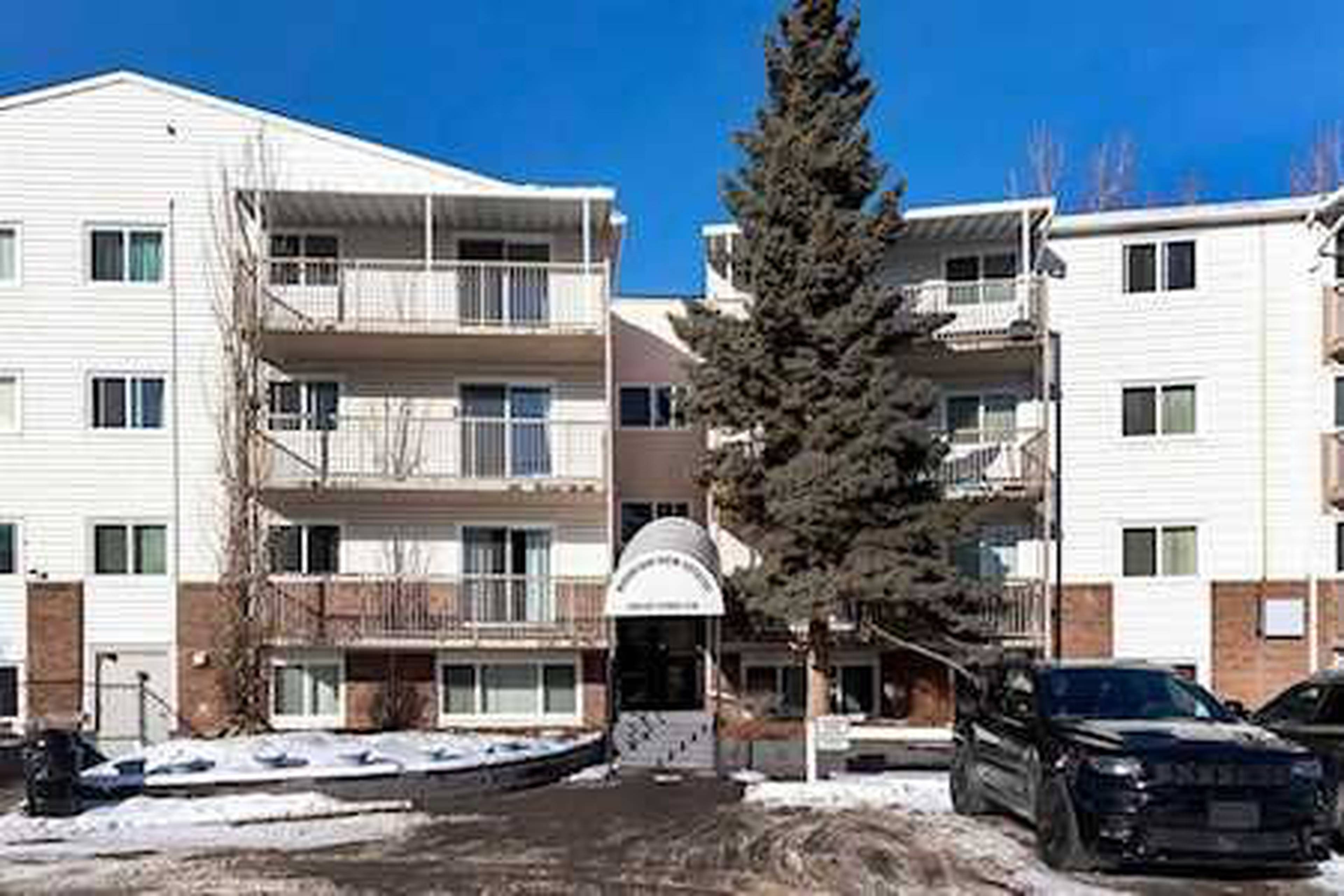 VARSITY VILLAS IN CALGARY Apartment Building