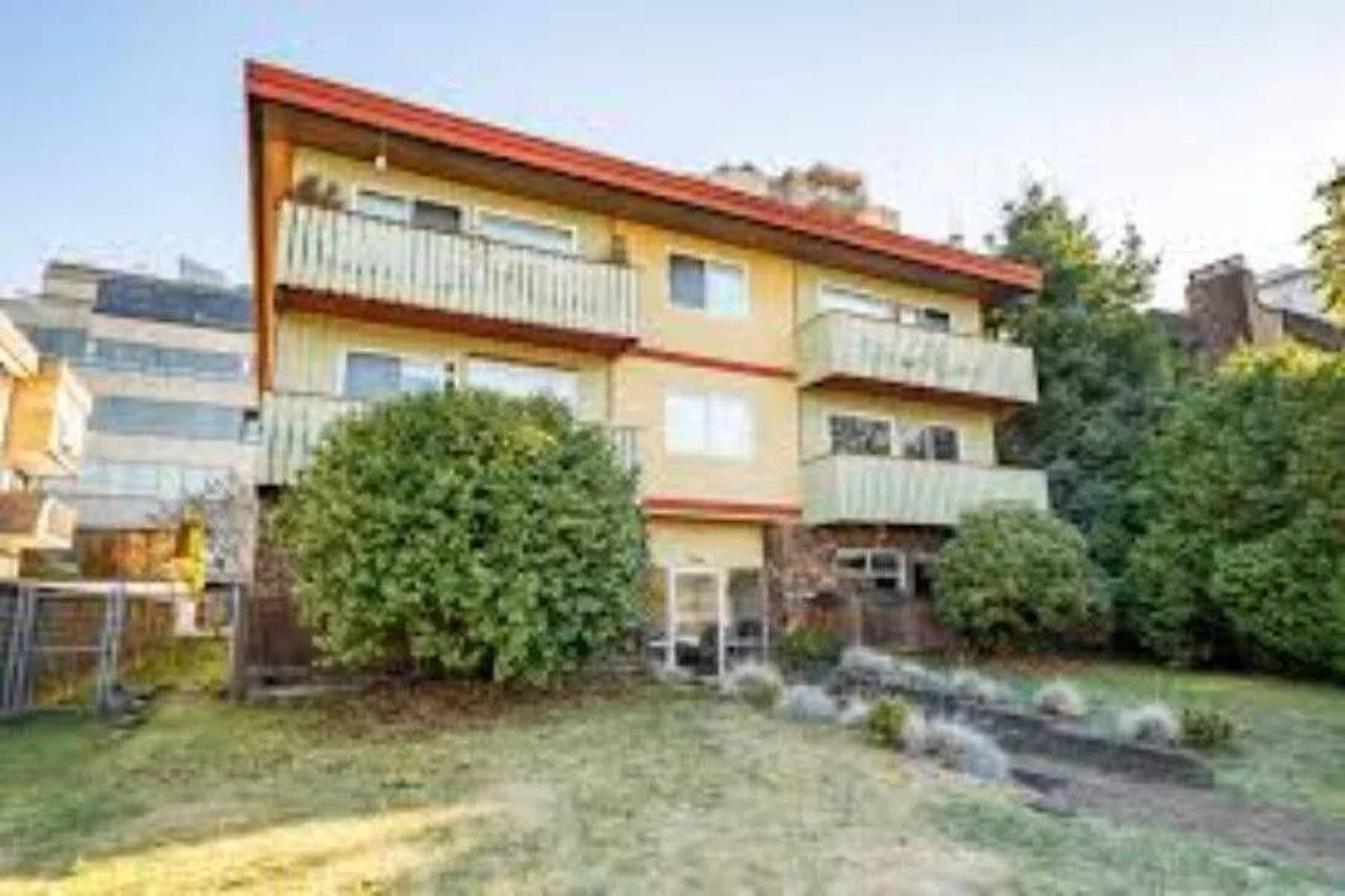 Chesterfield Ave Apartment Building