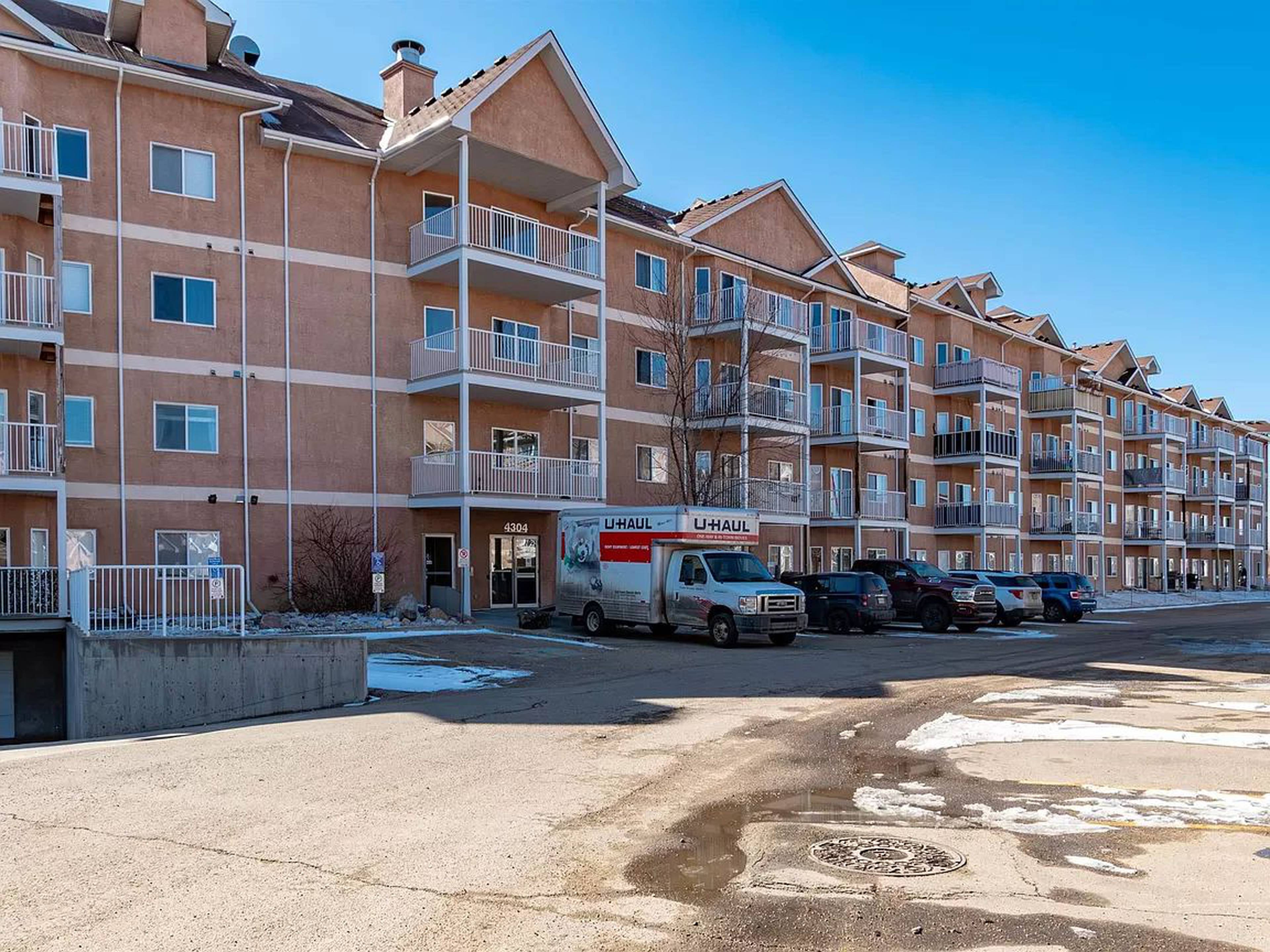 Estates of Clareview Apartments for Rent, 4304 139 Ave, Edmonton, AB - 1