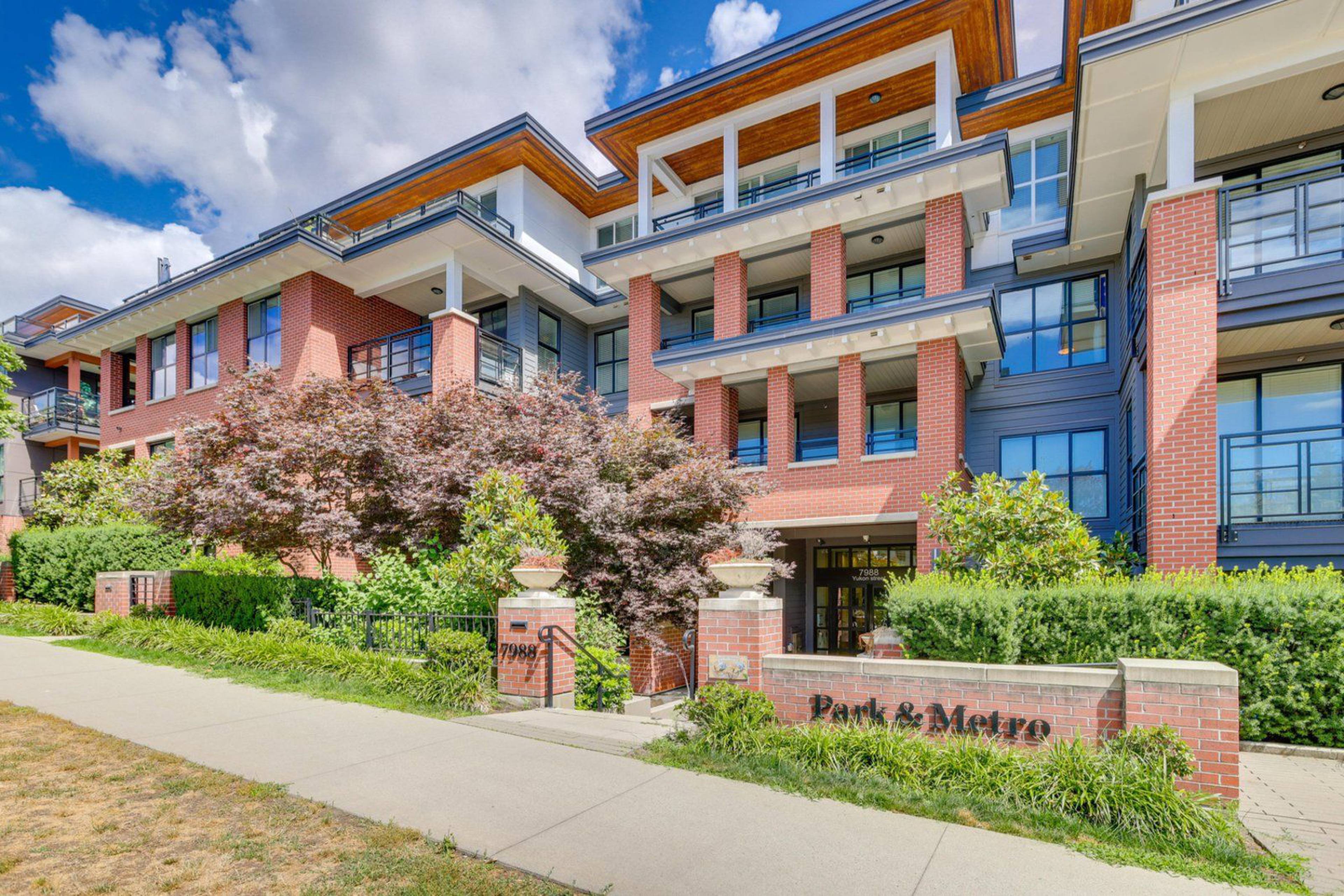 Park & Metro Apartment Building