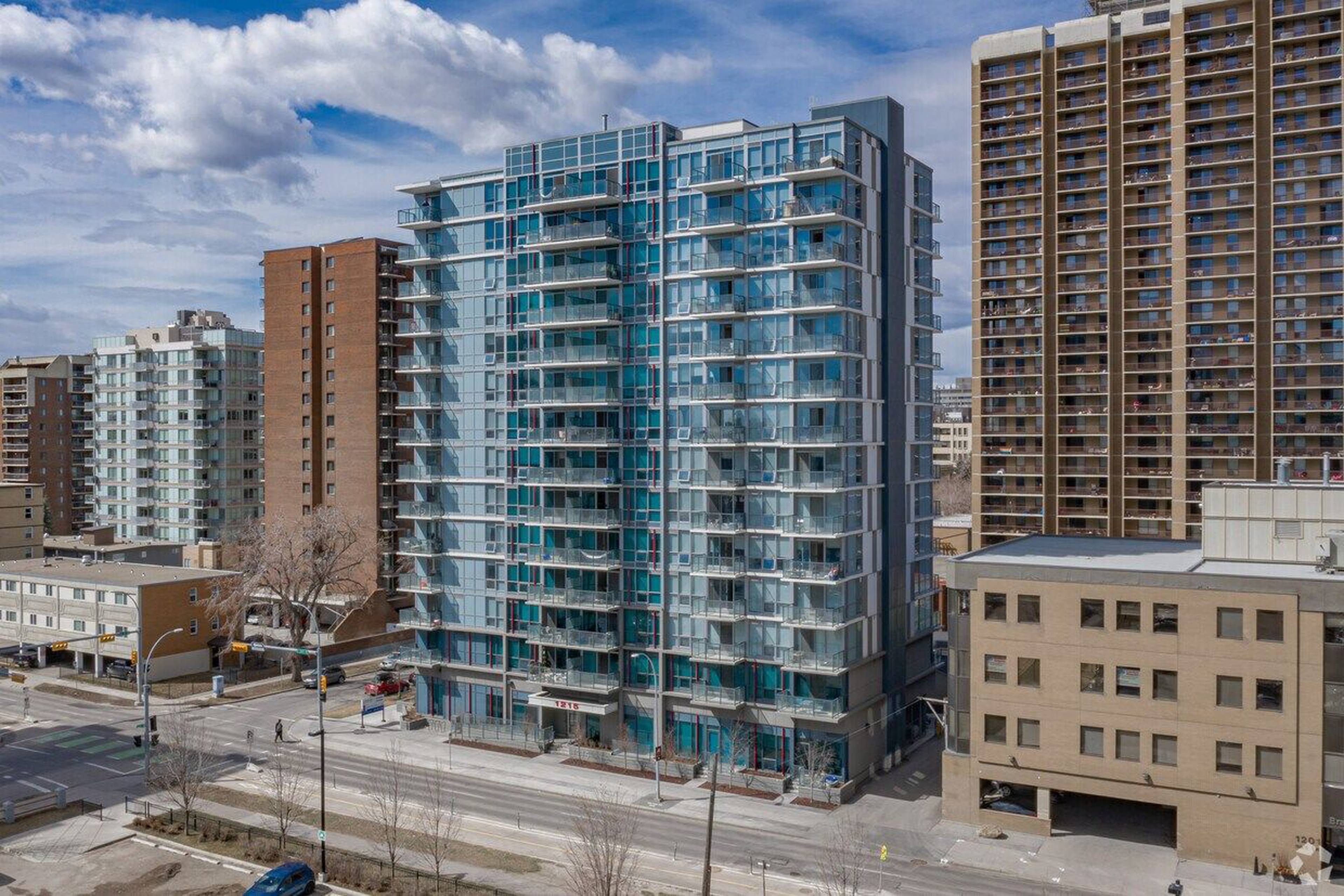 5 St SW Apartment Building