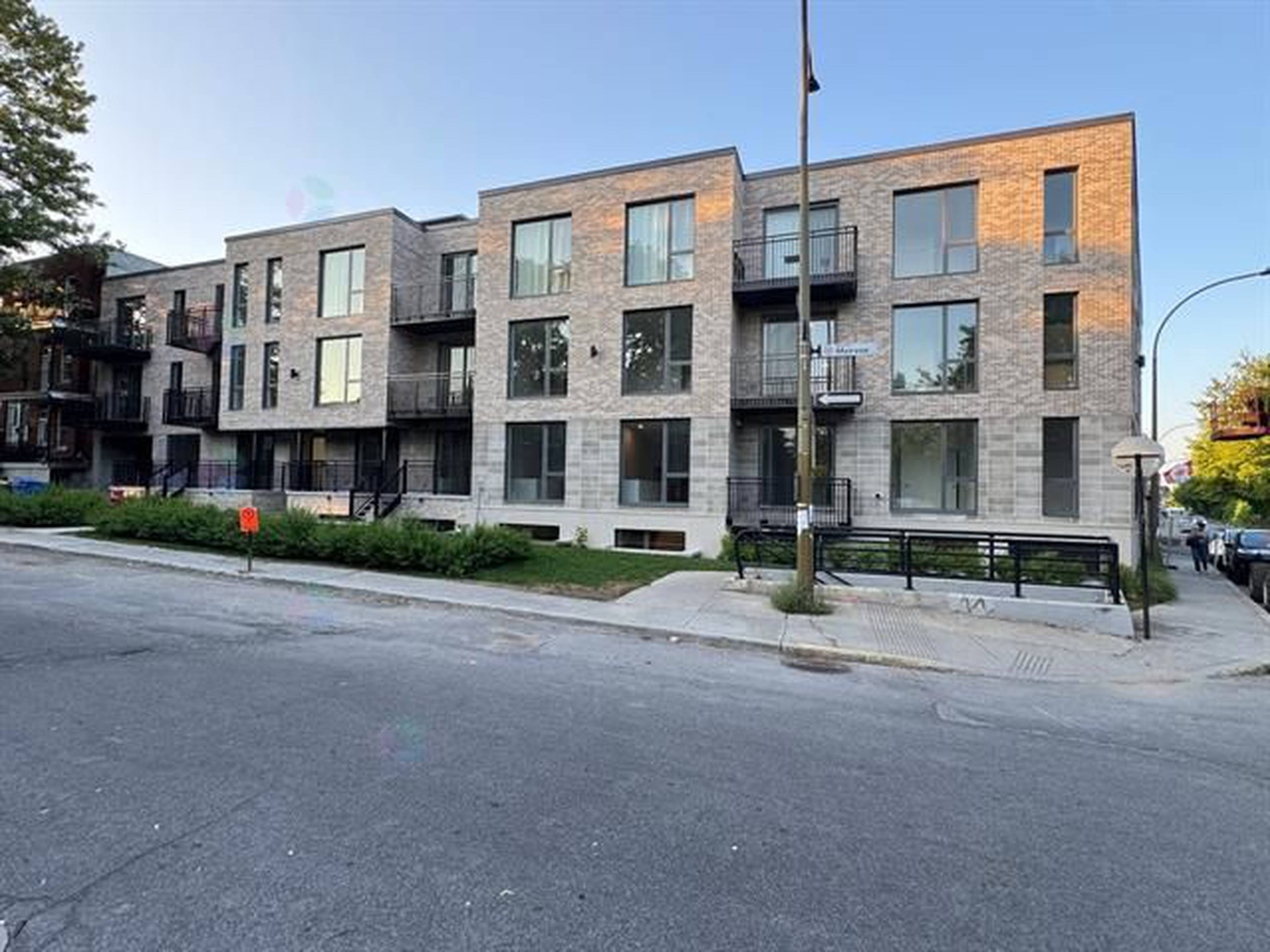 Boulevard de Maisonneuve O Apartment Building