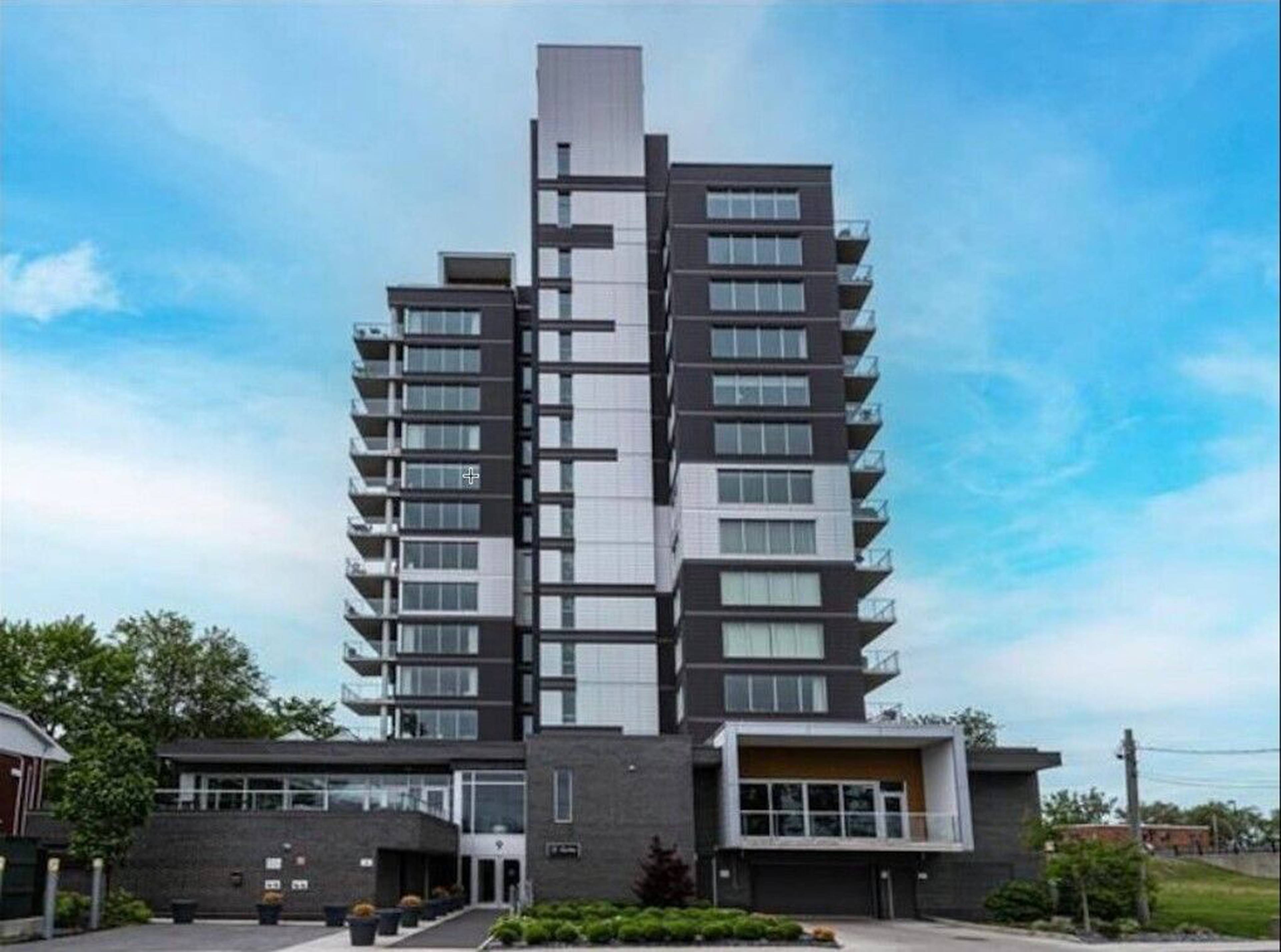 Boulevard des Prairies Apartment Building
