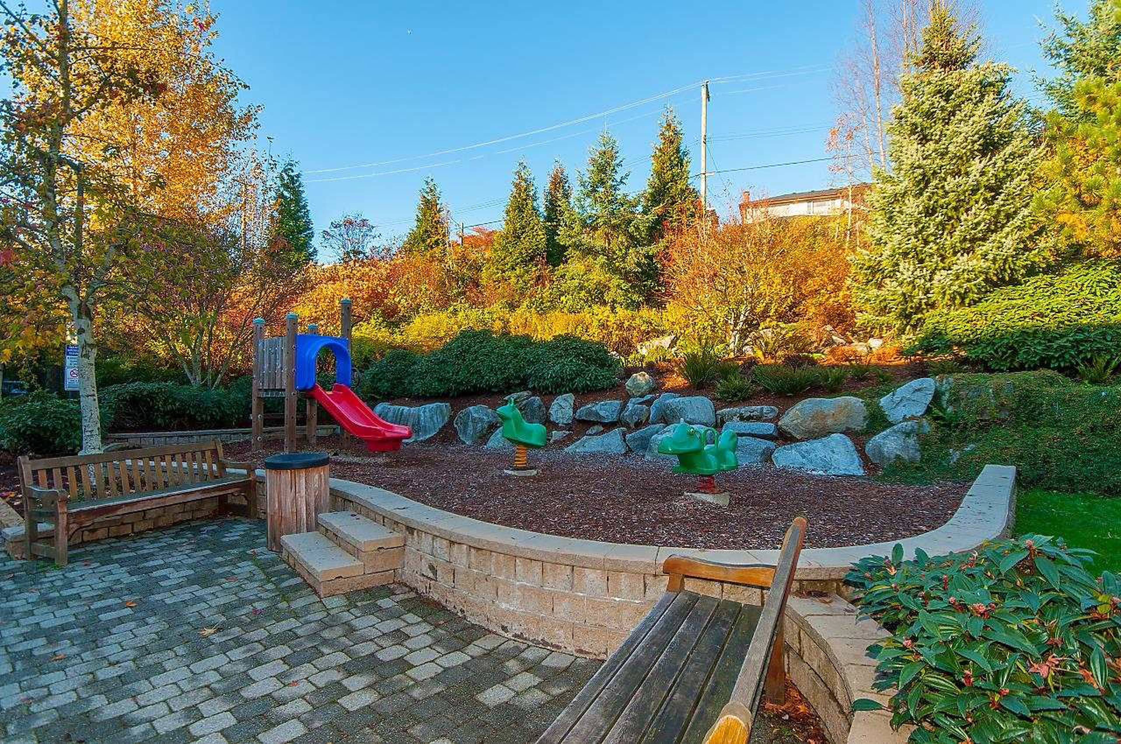 Varley Burnaby, BC 4728 Brentwood Dr liv.rent