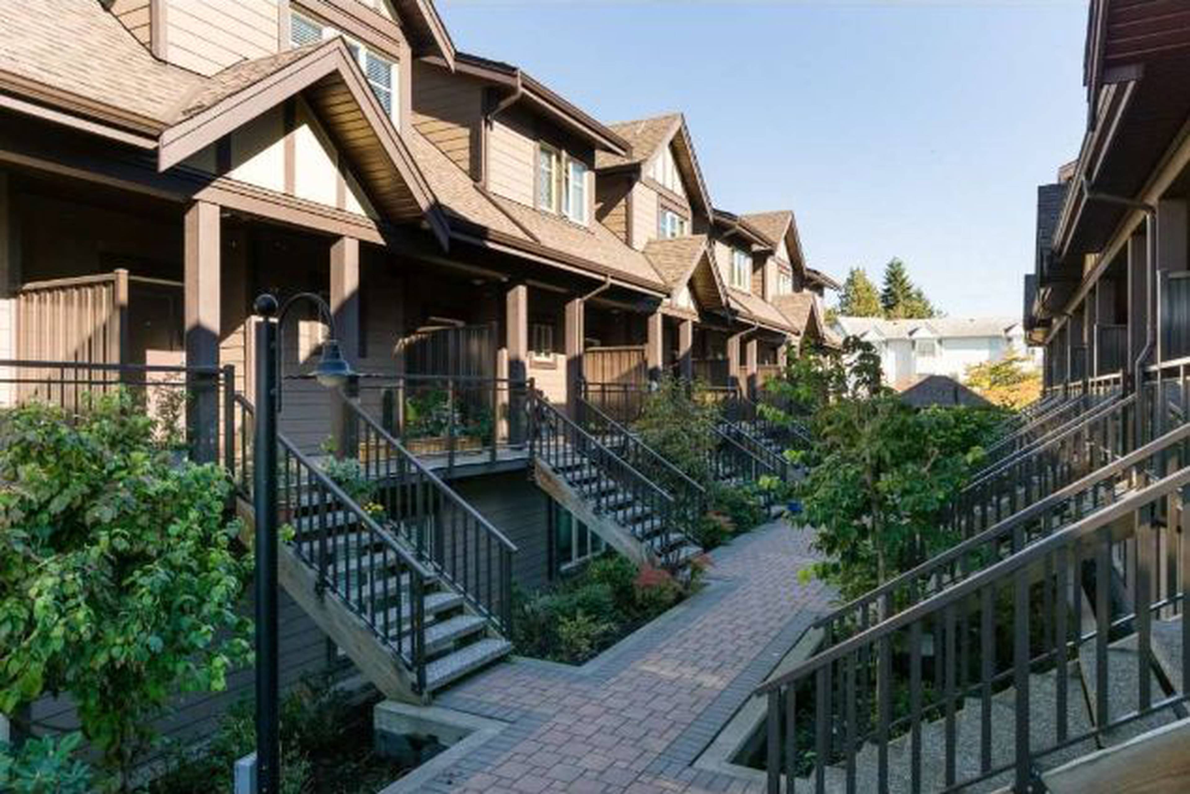 Viva Burnaby, BC 7227 Royal Oak Ave liv.rent