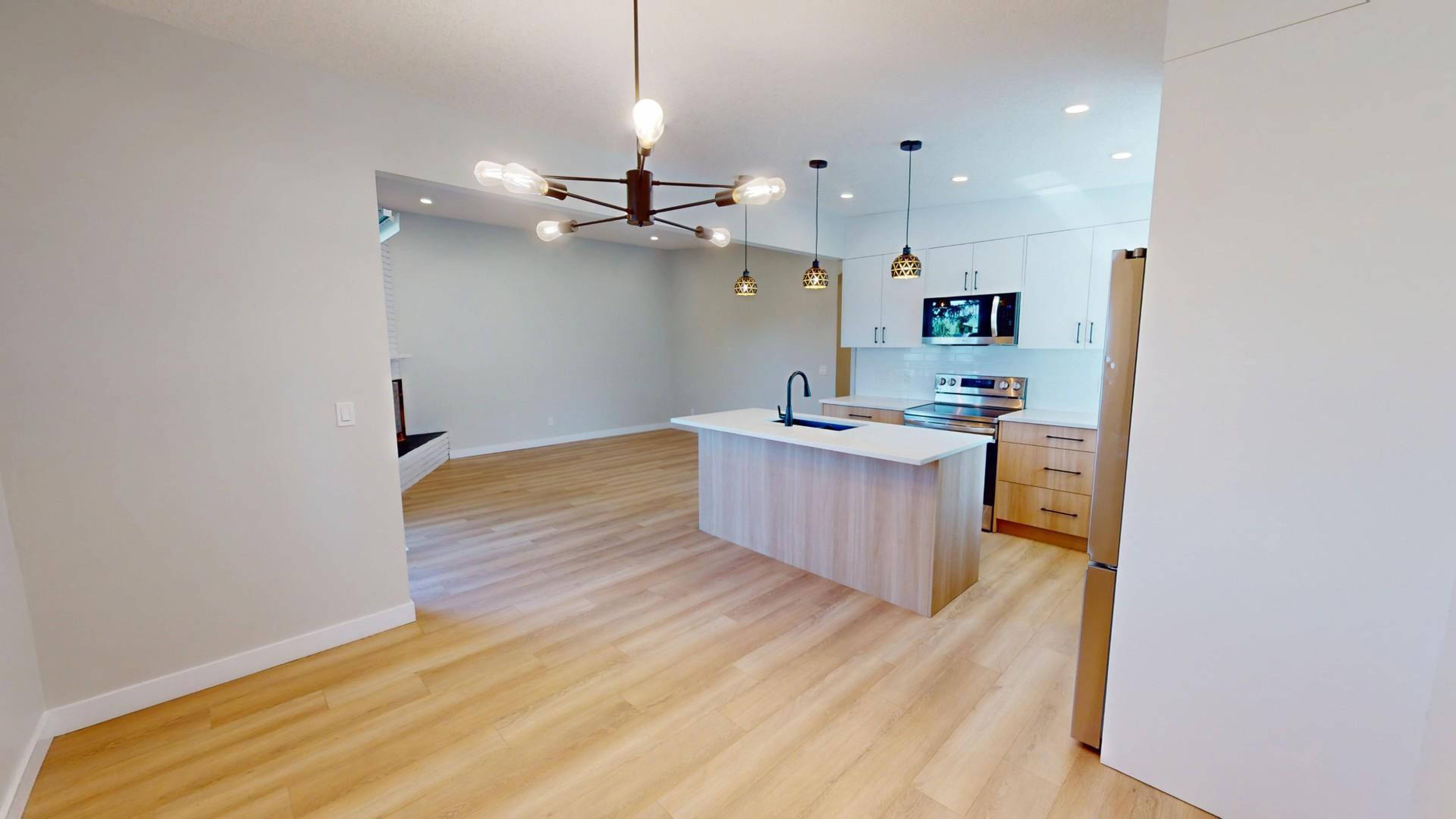 12 Silver Springs Dr Nw - Upper Apartment Building