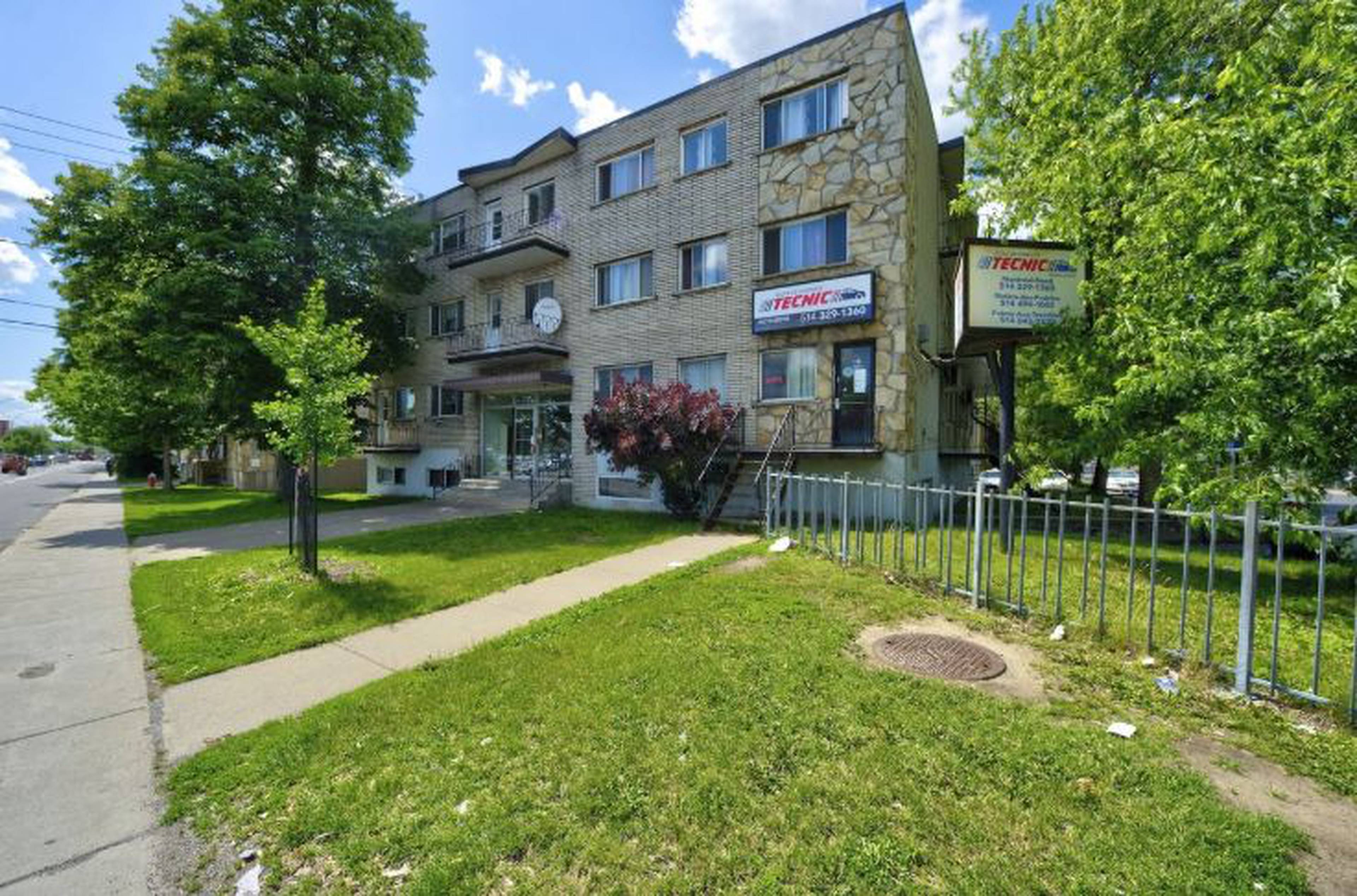 Boulevard Henri-Bourassa E Apartment Building