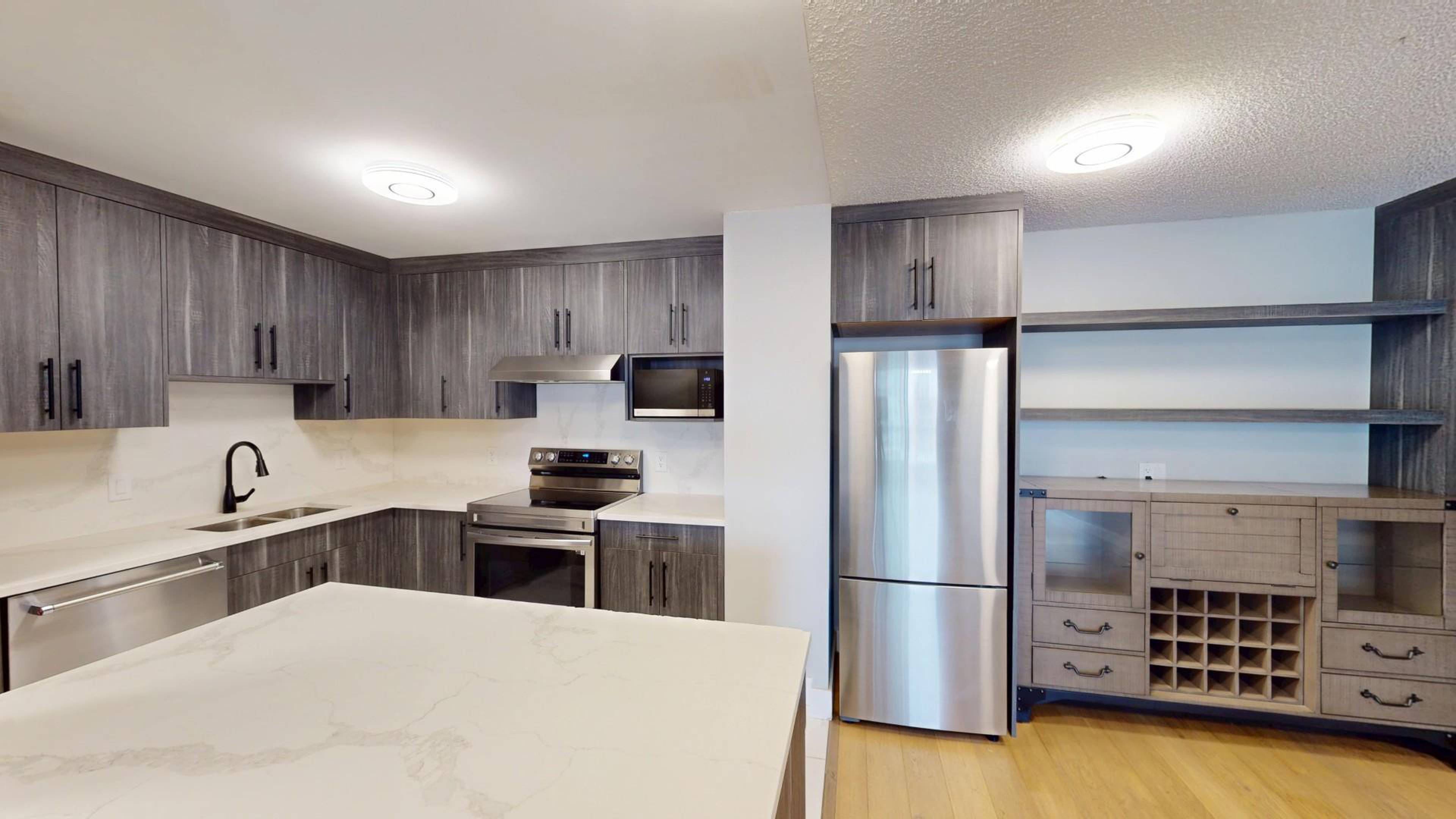 940, 1001 13 Ave SW Apartment Building