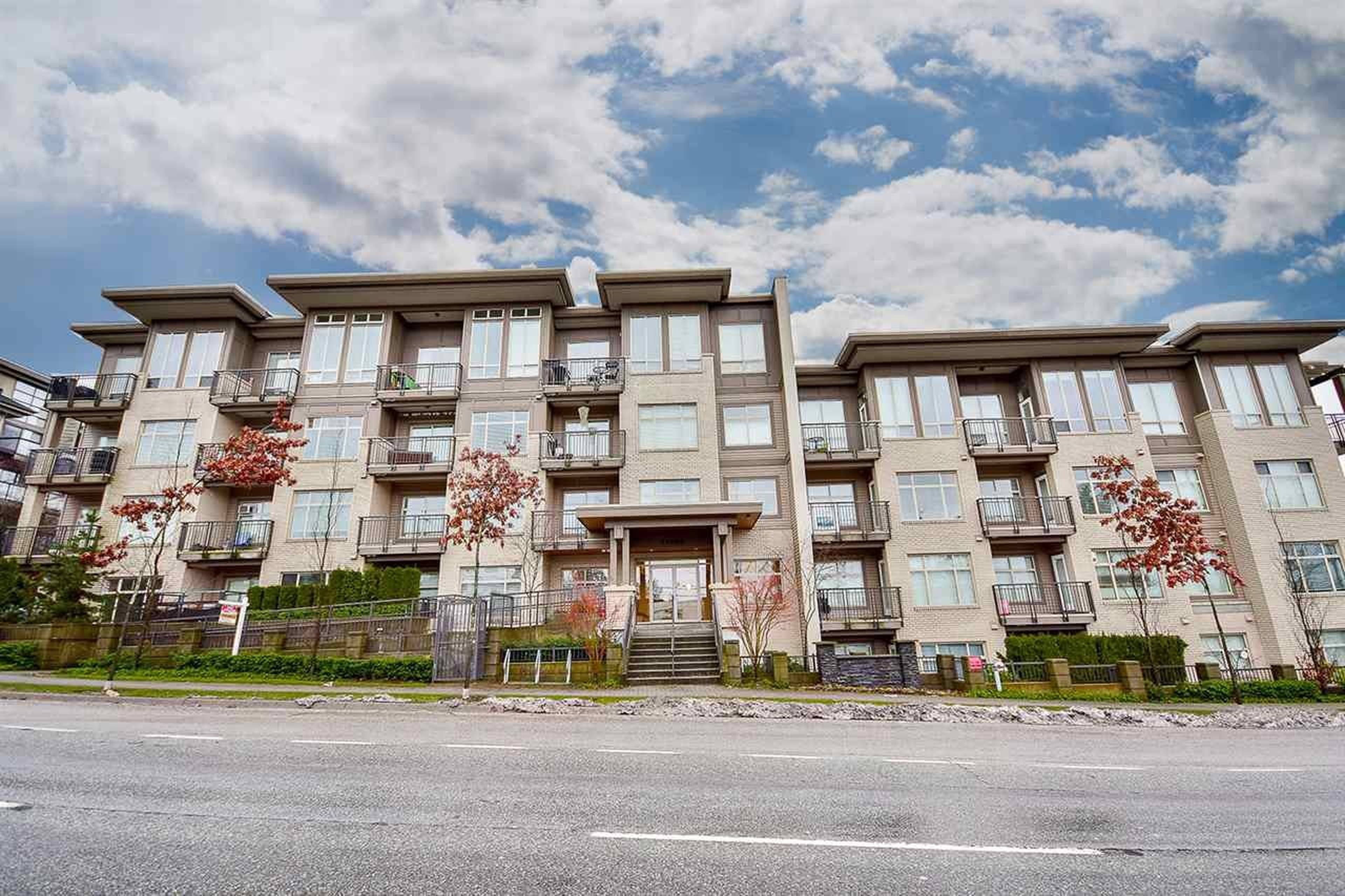 The Brookland Surrey, BC - 13468 King George Blvd liv.rent