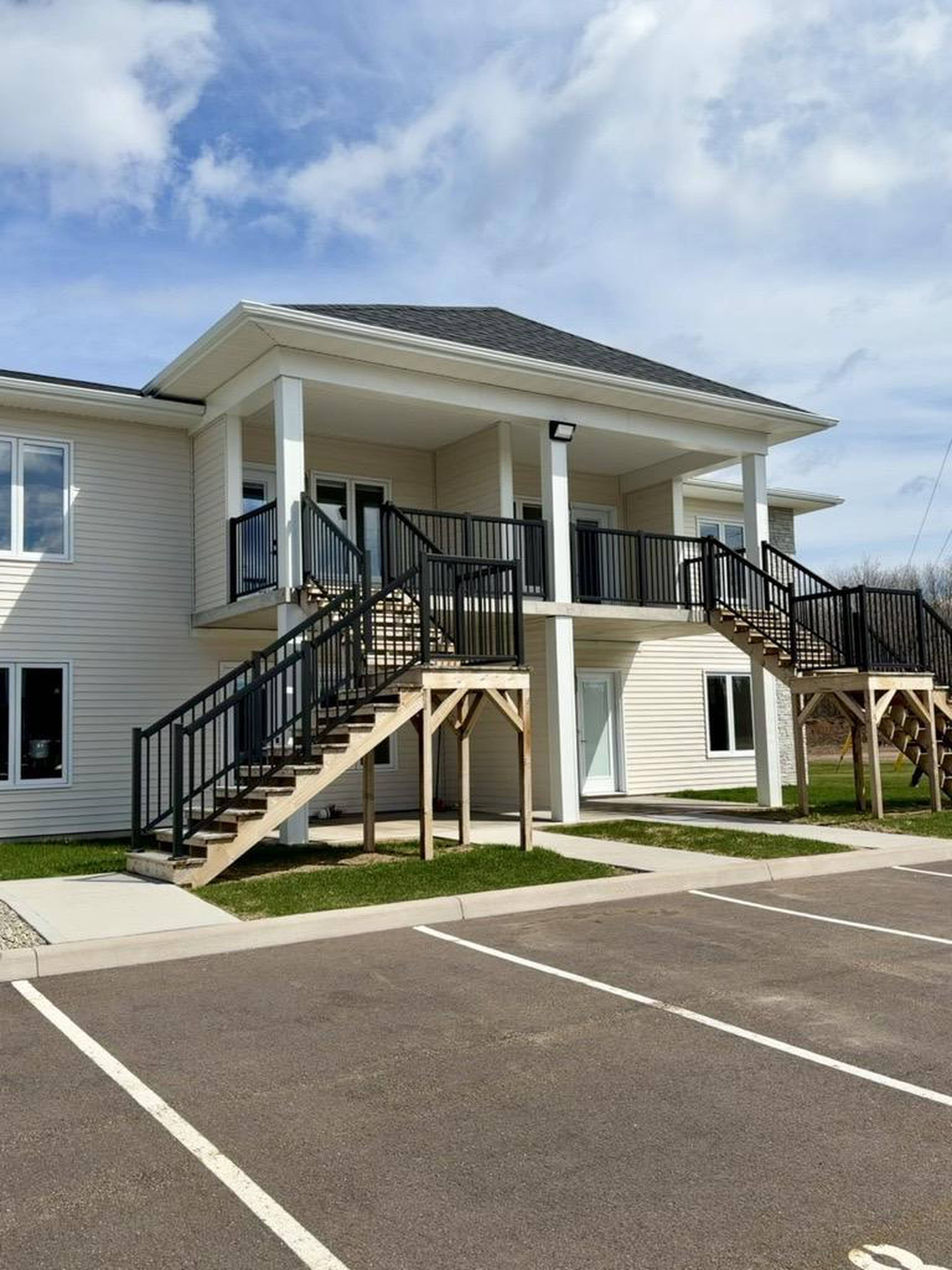 Boudrot Village - 1096 Chemin Ohio + Free Wifi! Apartment Building