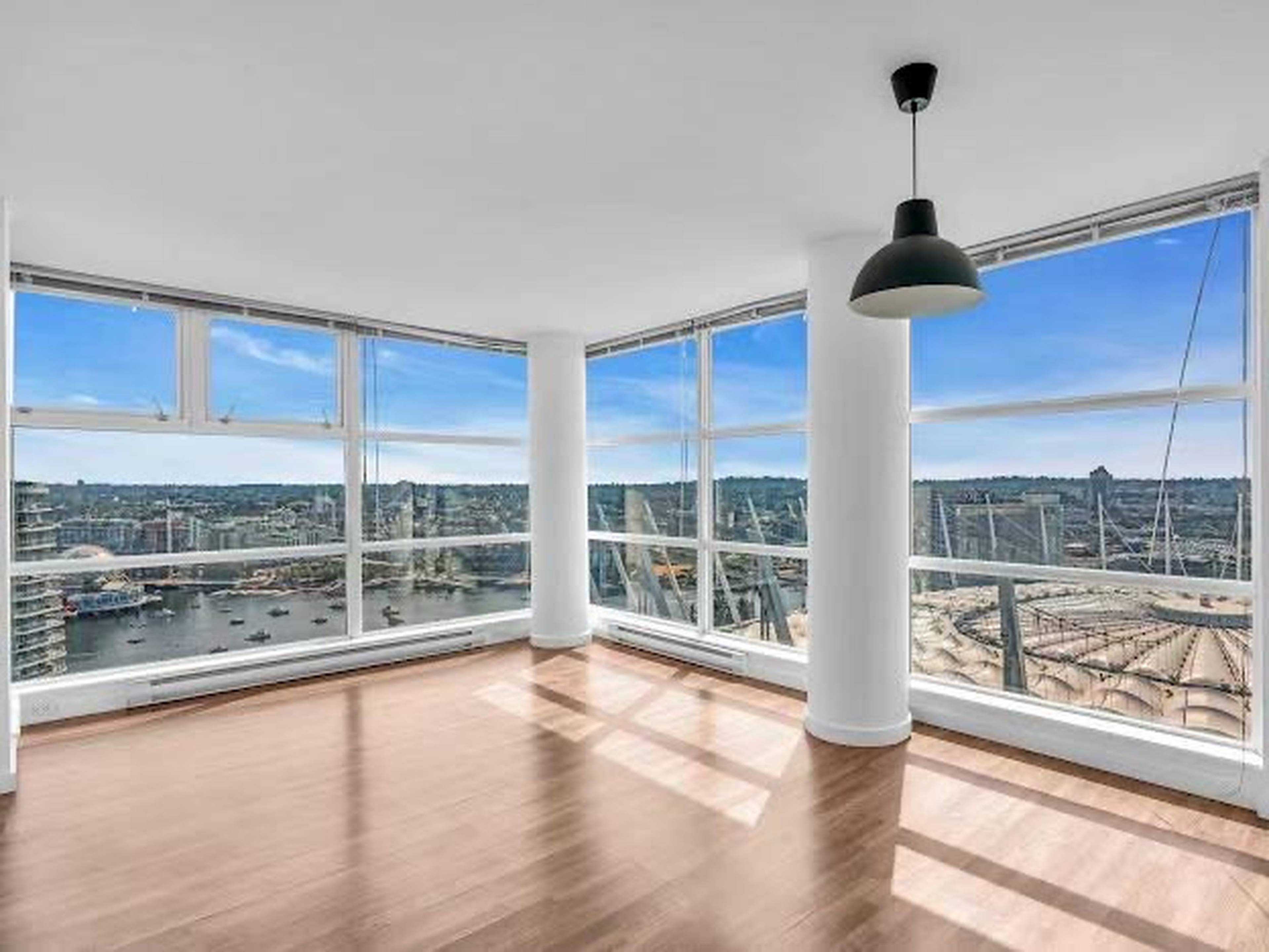 111 W Georgia St 8