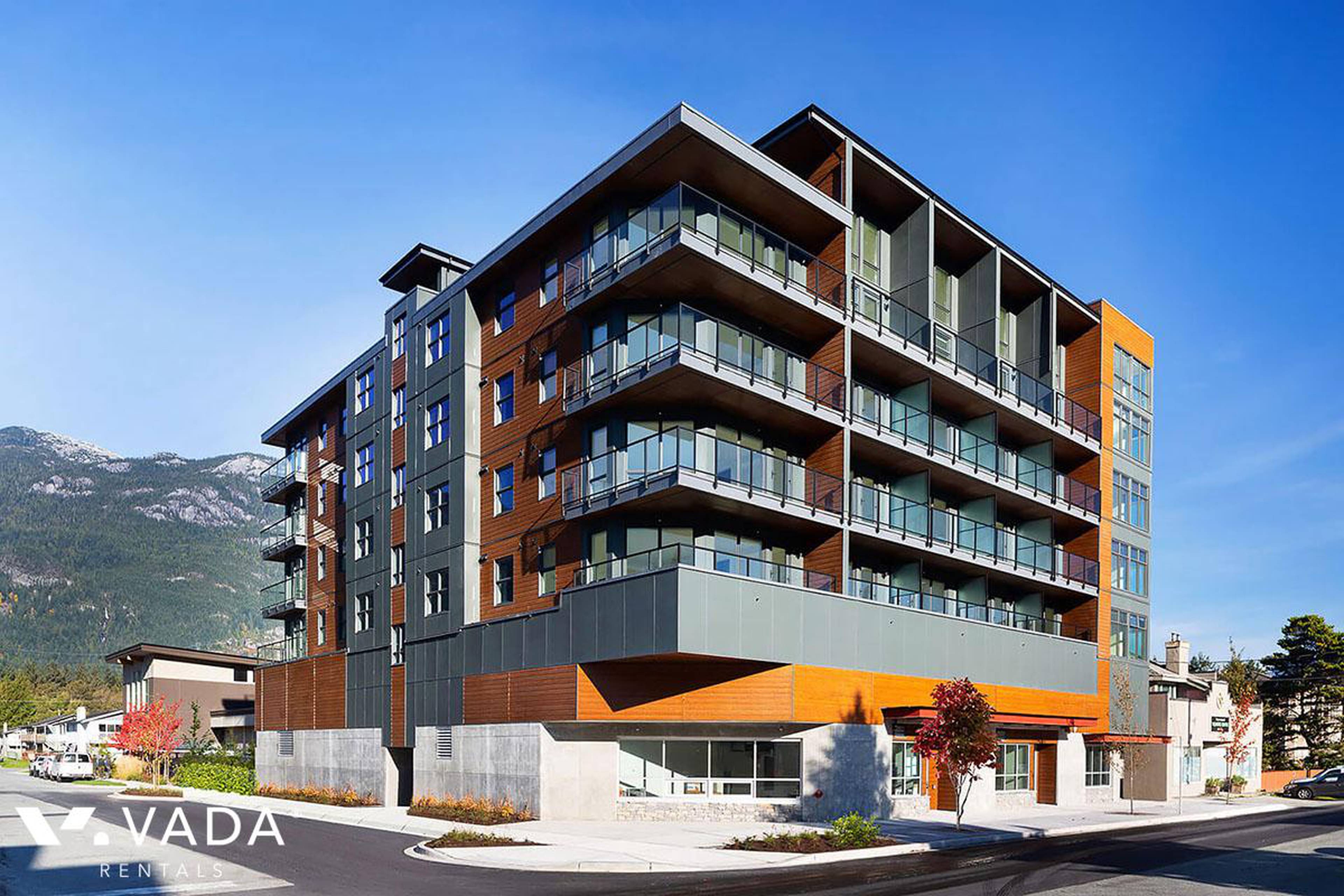 2 ch.  · 2 s. de bains for rent $3,300 / mois