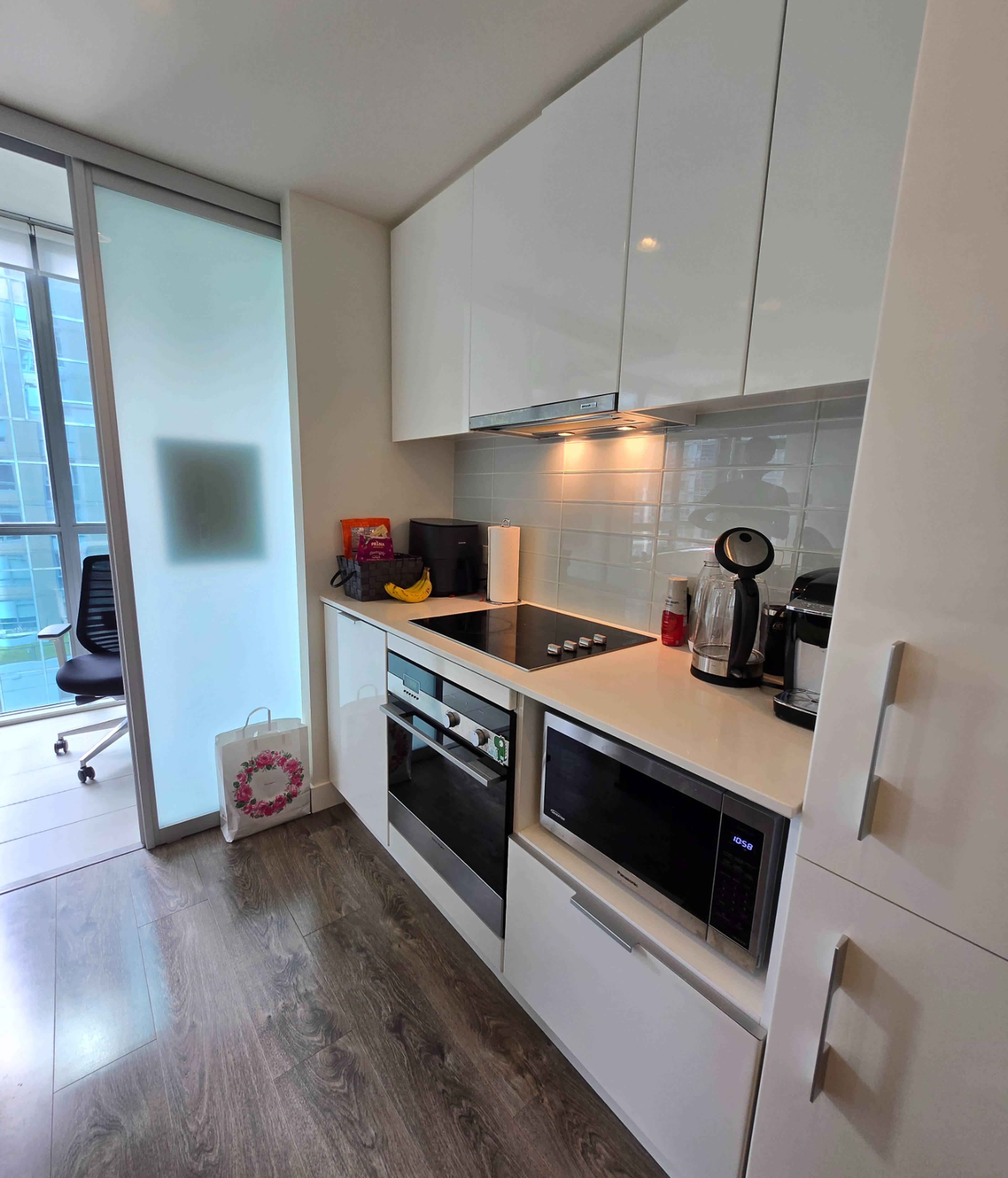 1308 Hornby St 3