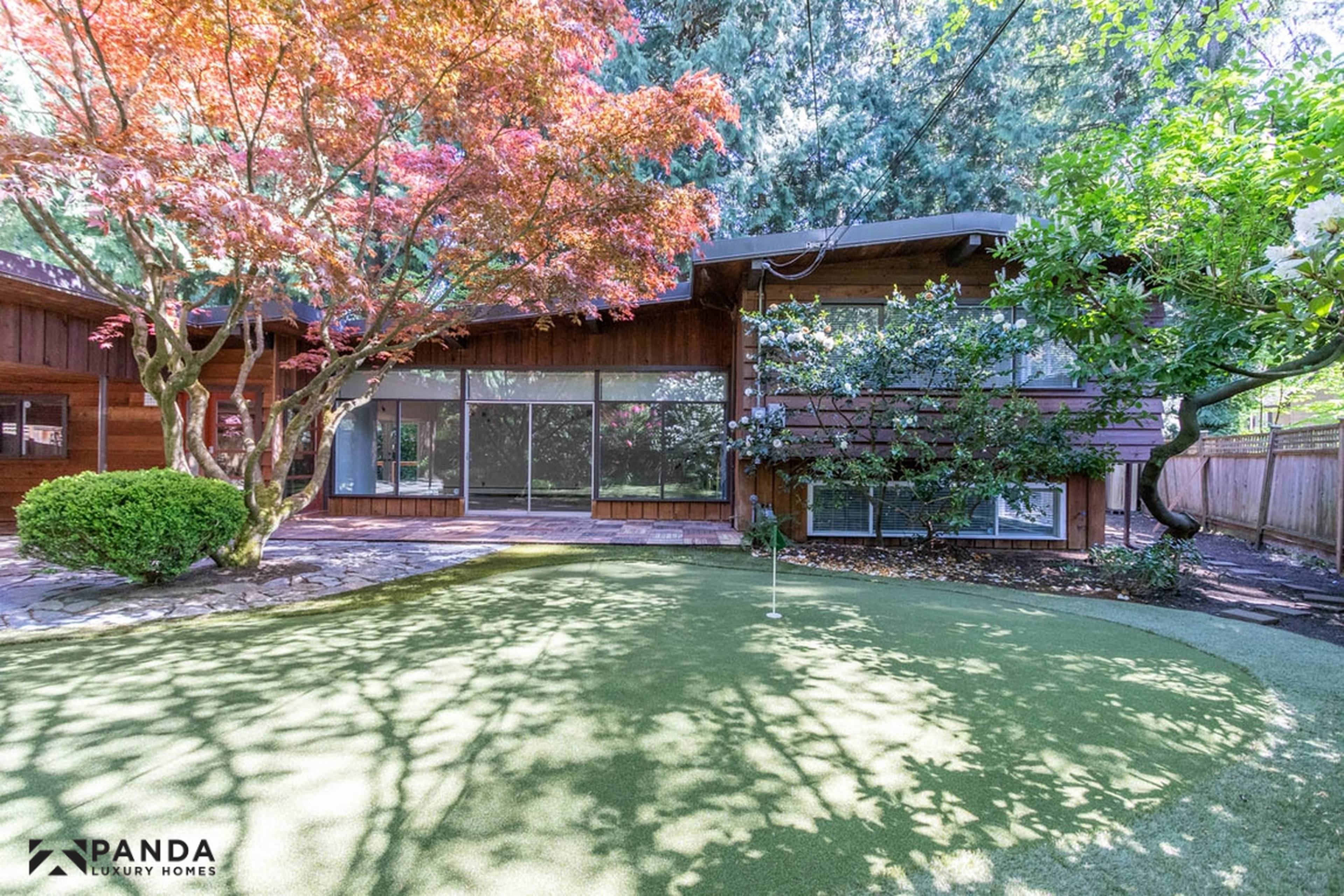 4316 Capilano Rd