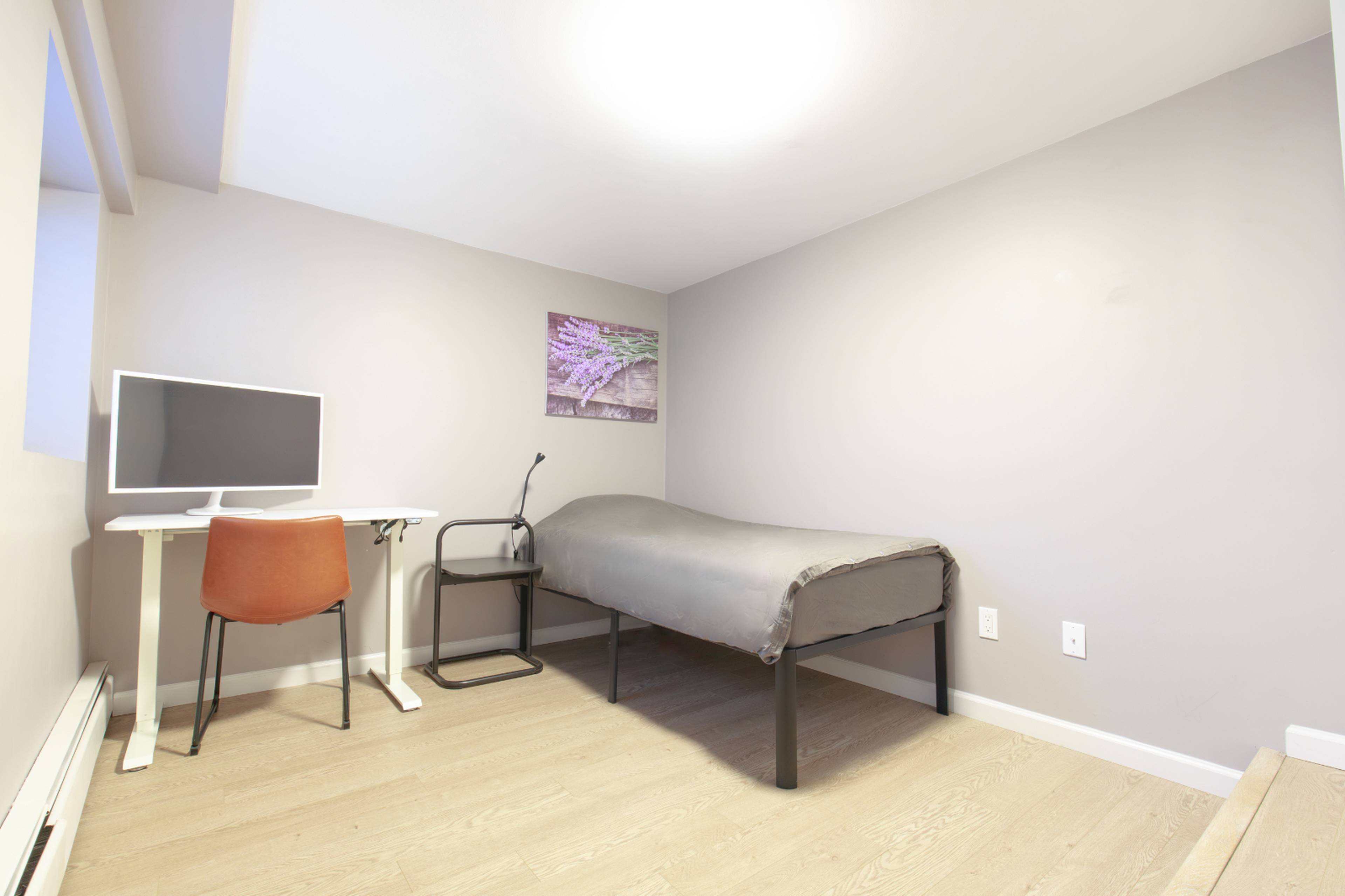 914 Ladner St 7