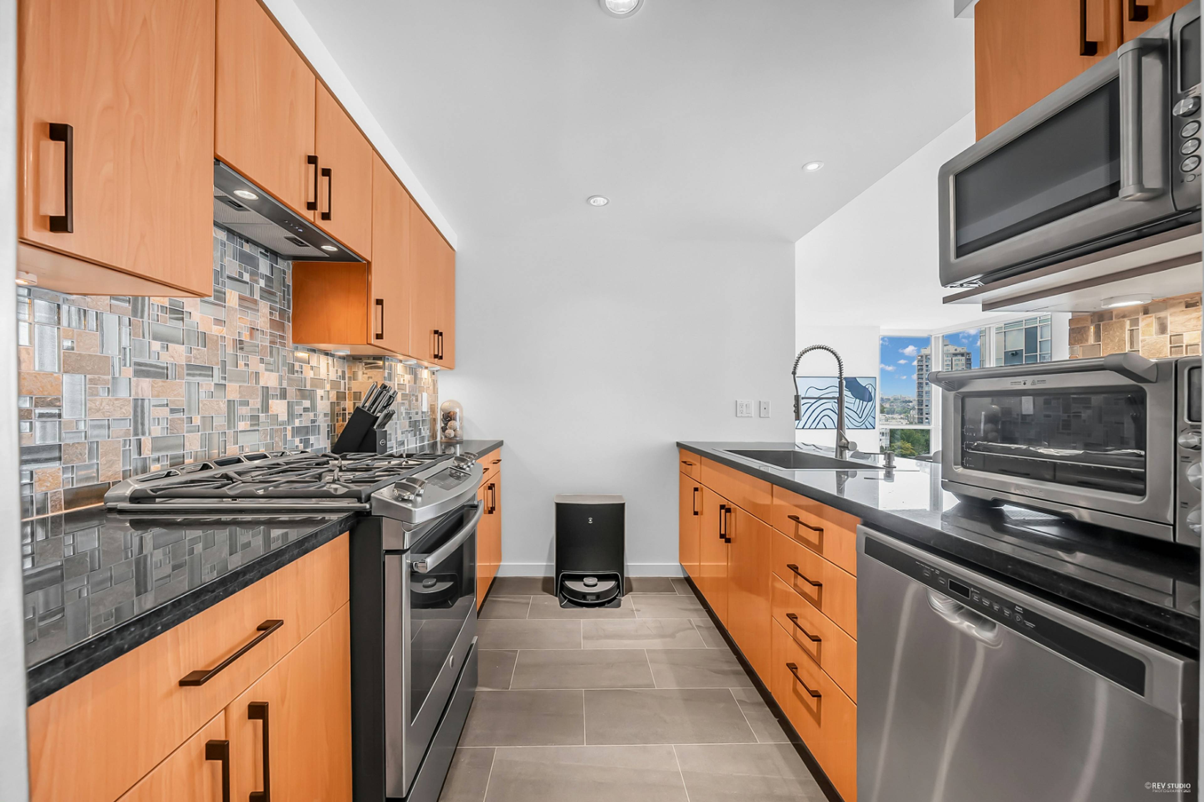 1077 Marinaside Cres 10