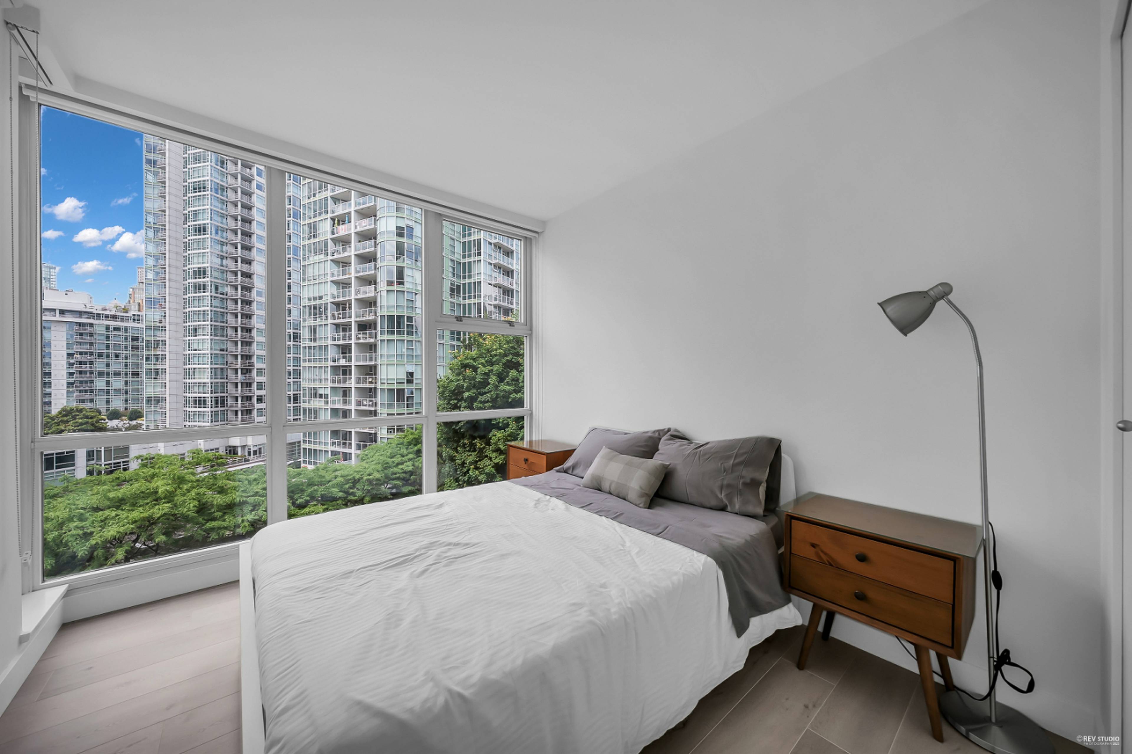 1077 Marinaside Cres 15