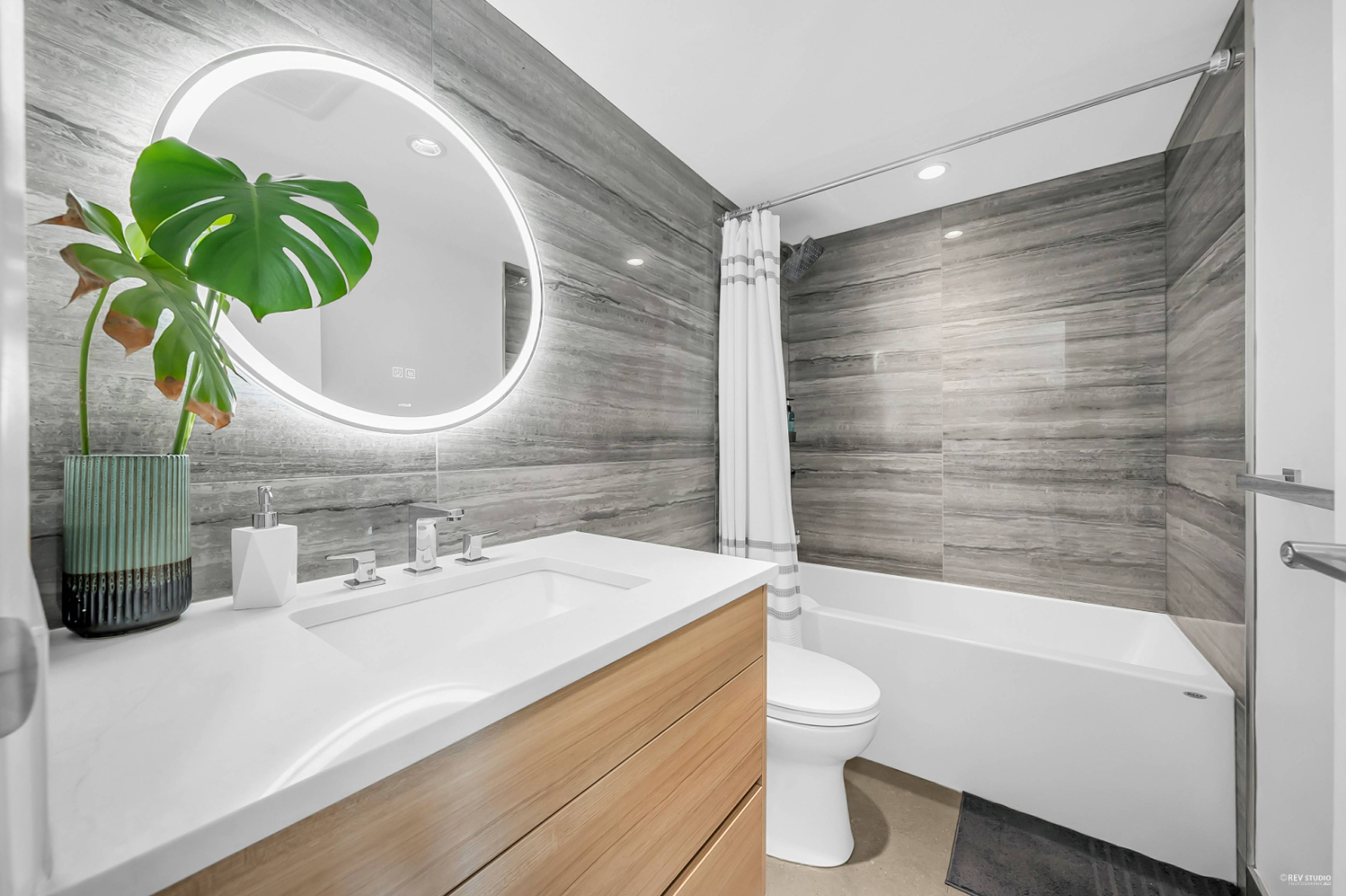 1077 Marinaside Cres 3