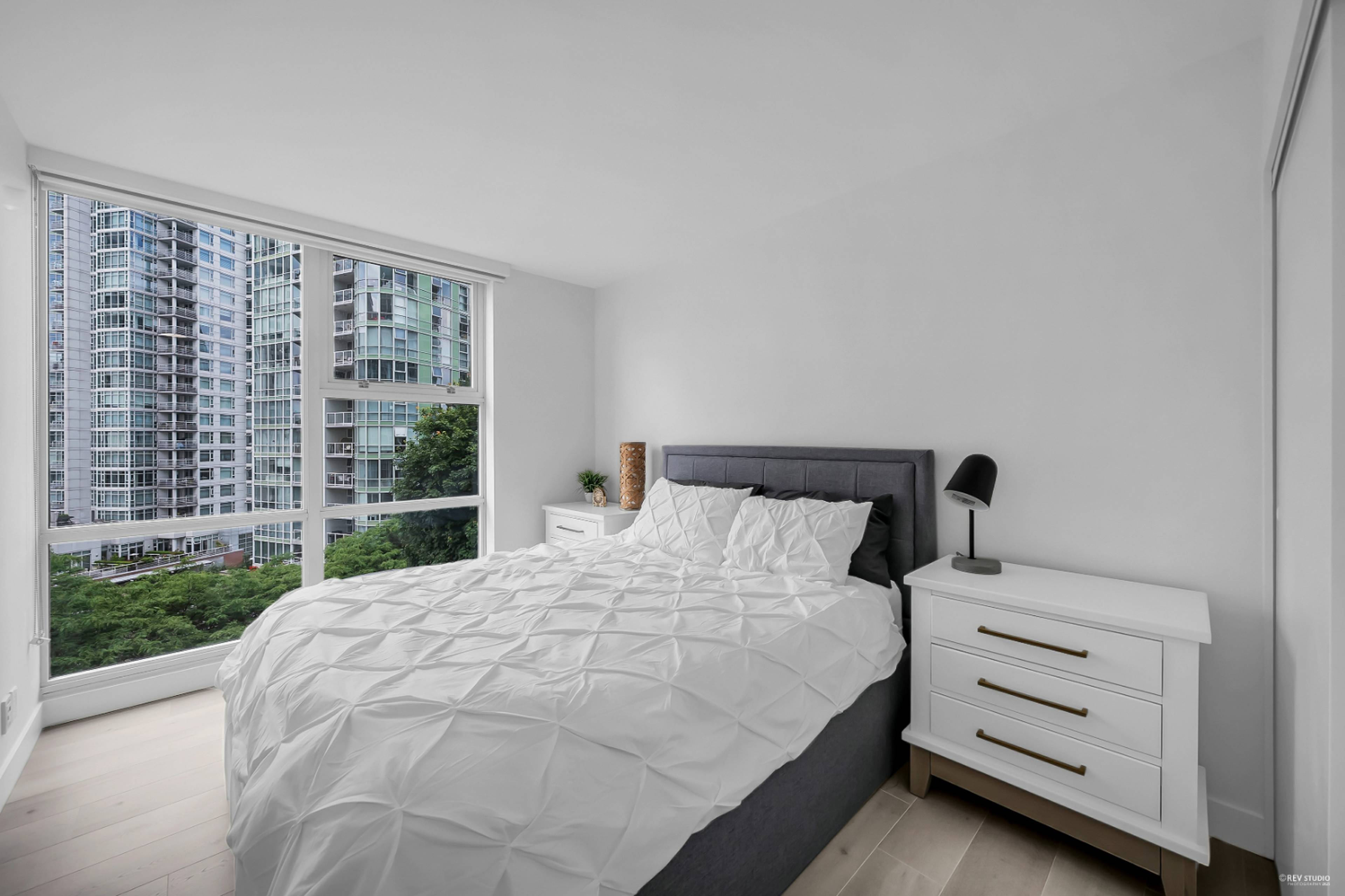 1077 Marinaside Cres 11