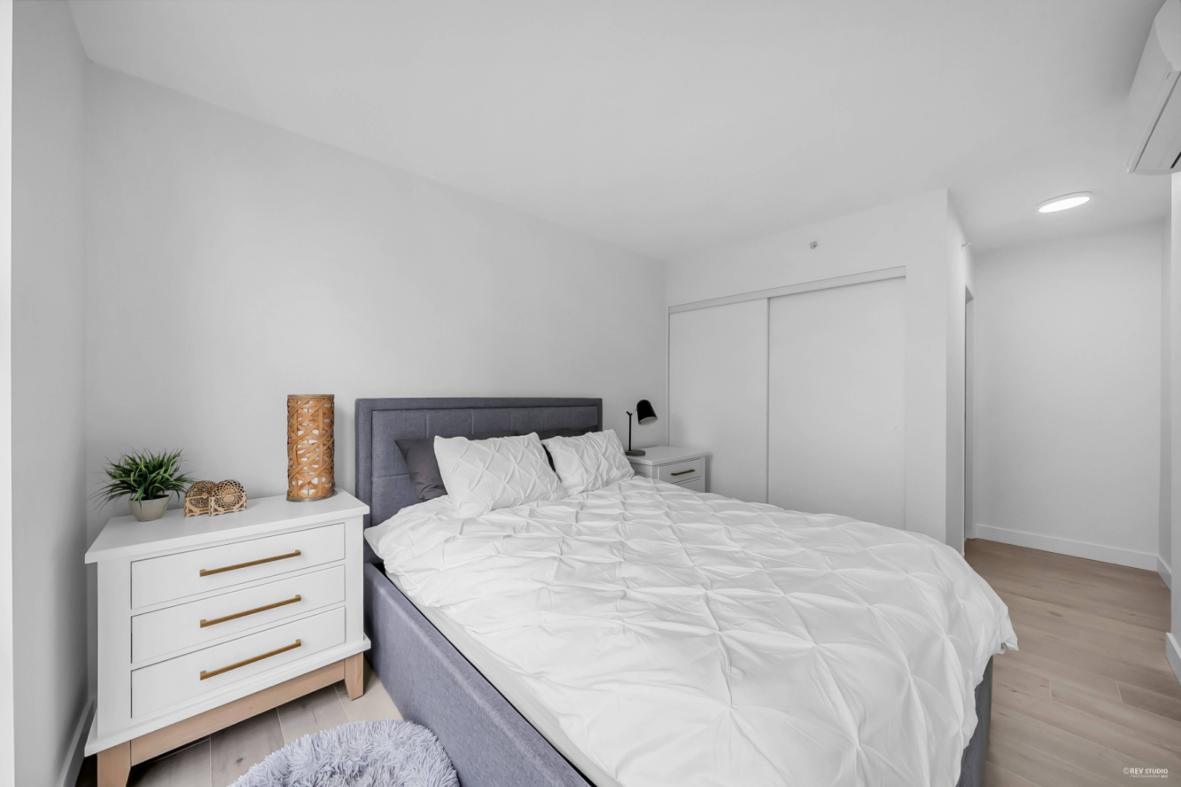 1077 Marinaside Cres 12