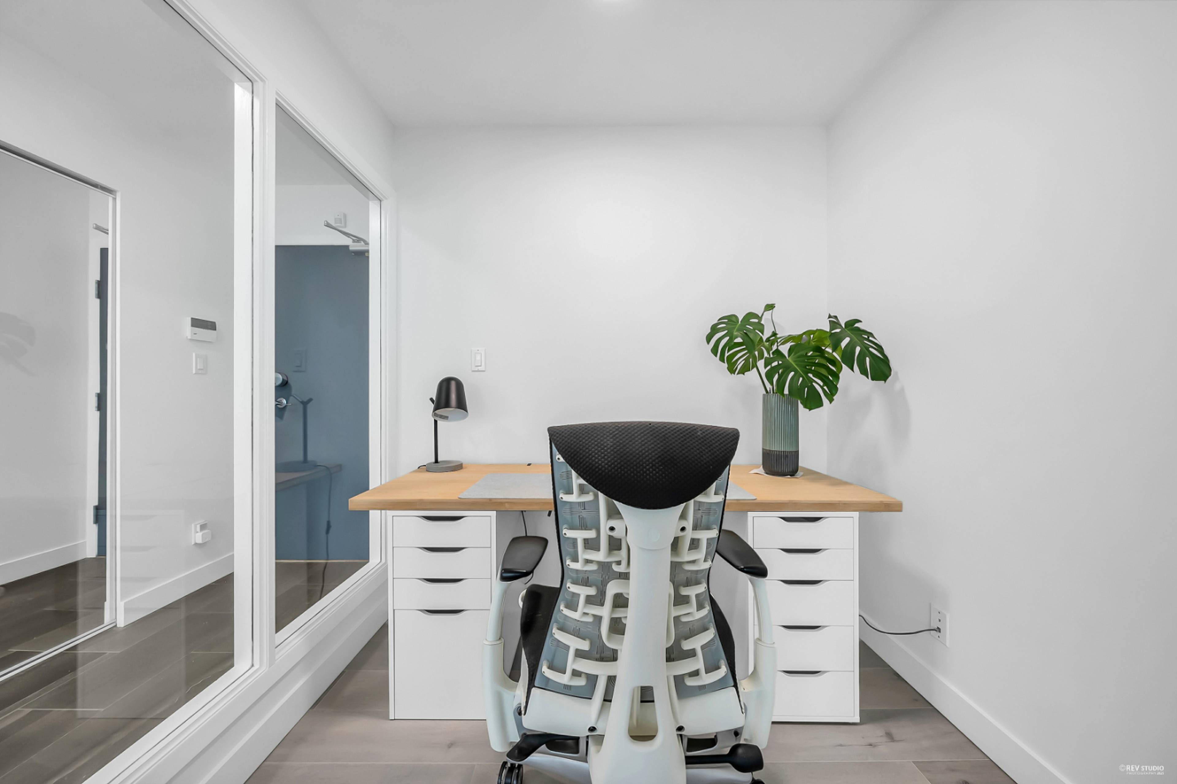 1077 Marinaside Cres 4