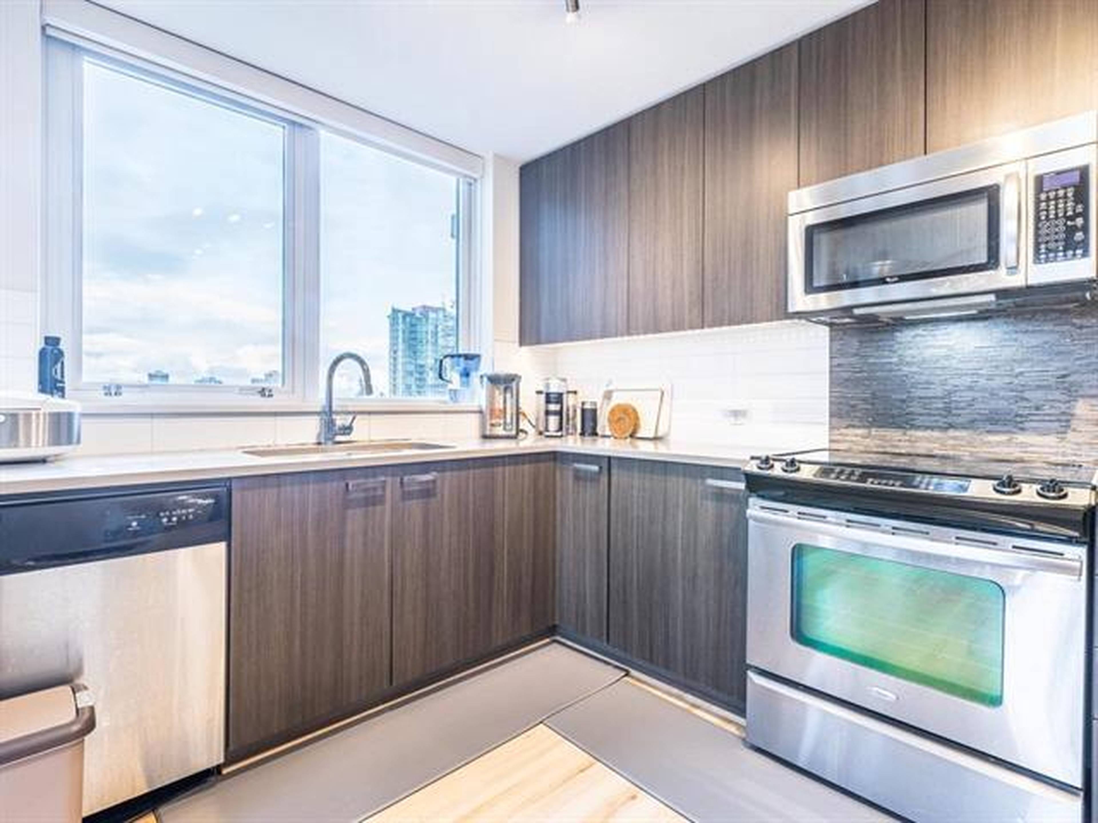 1 ch.  · 1 s. de bains for rent $1,800 / mois