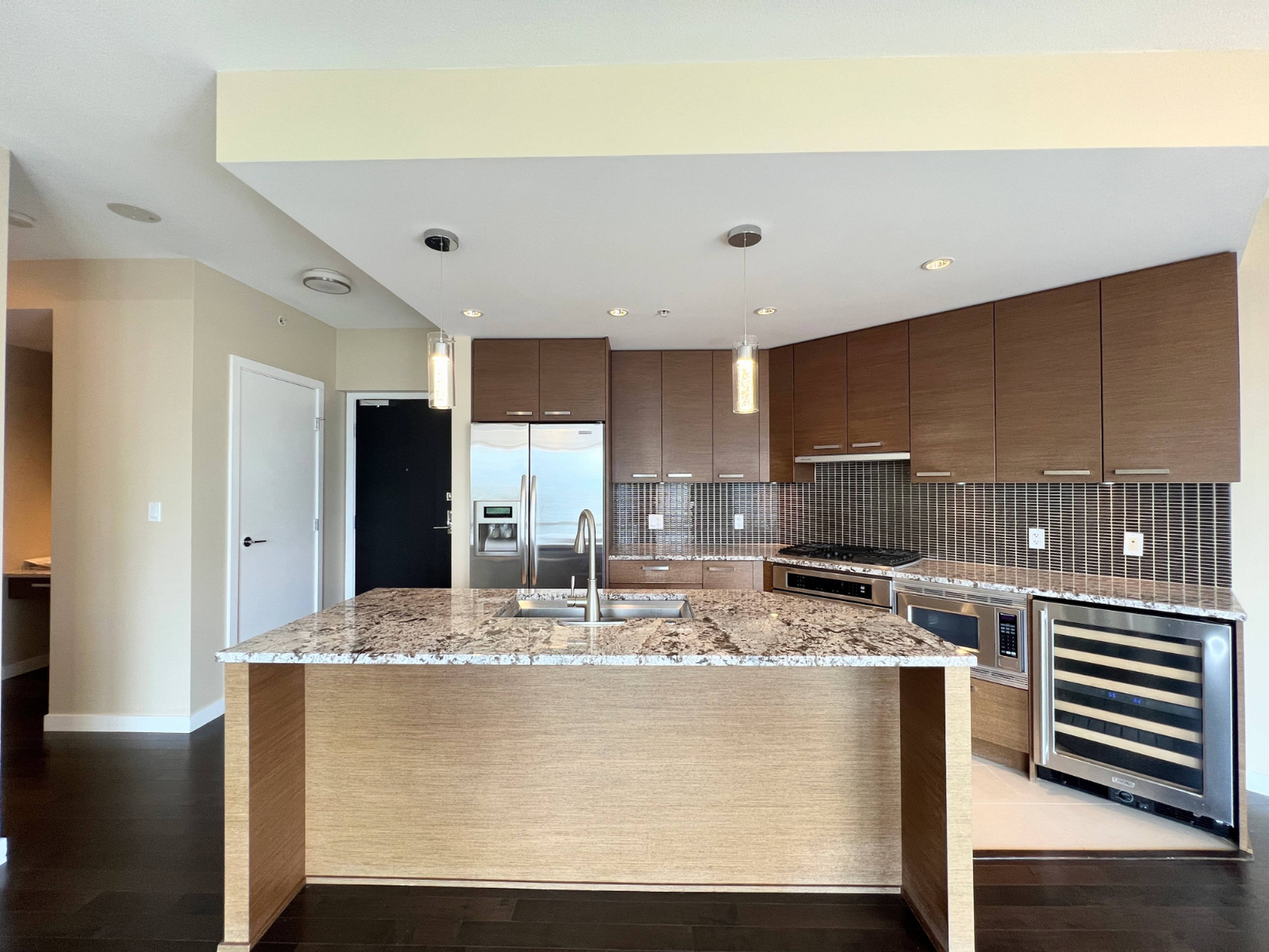 1 ch.  · 1 s. de bains for rent $2,400 / mois