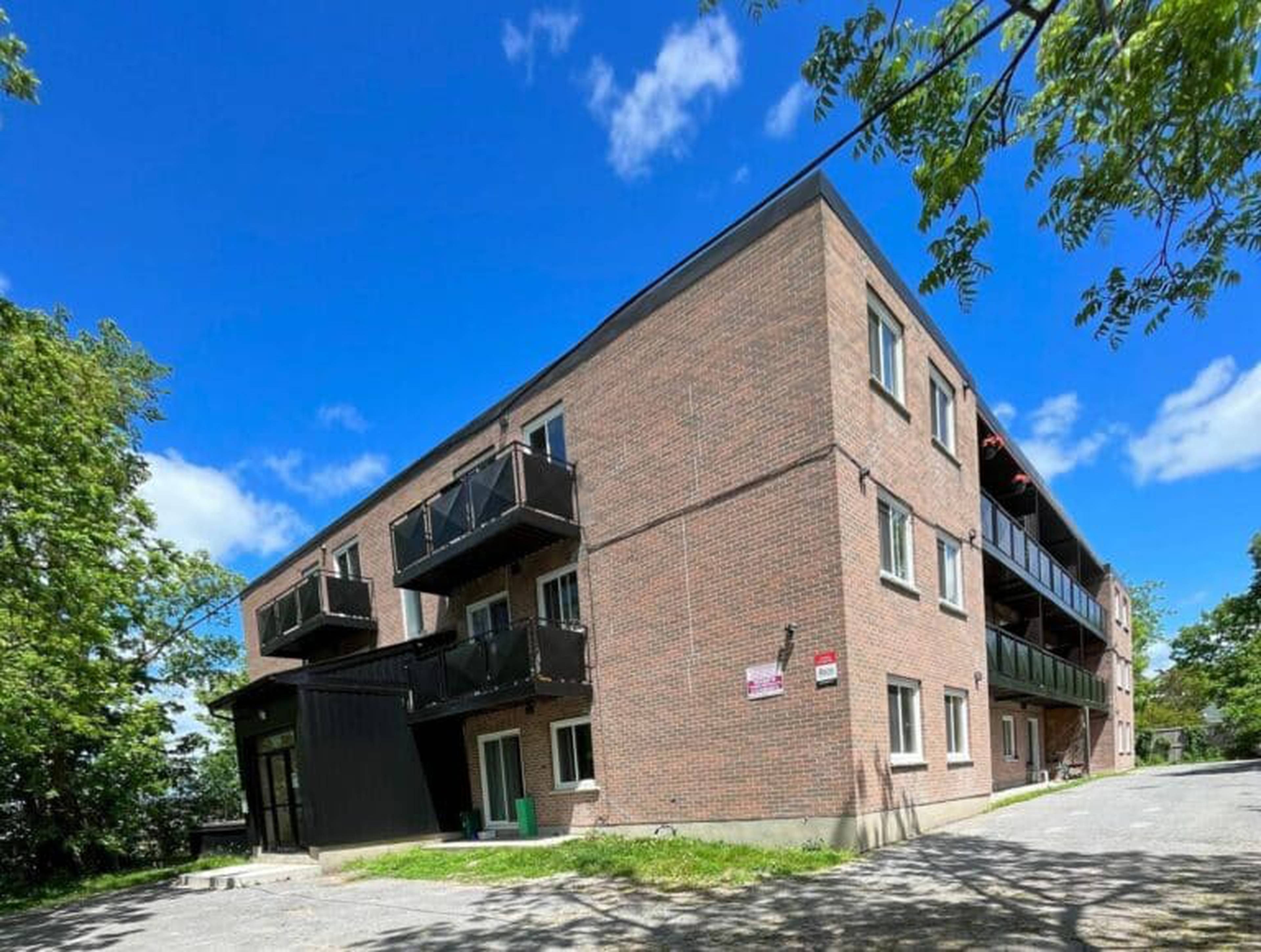 1 ch.  · 1 s. de bains for rent $1,625 / mois