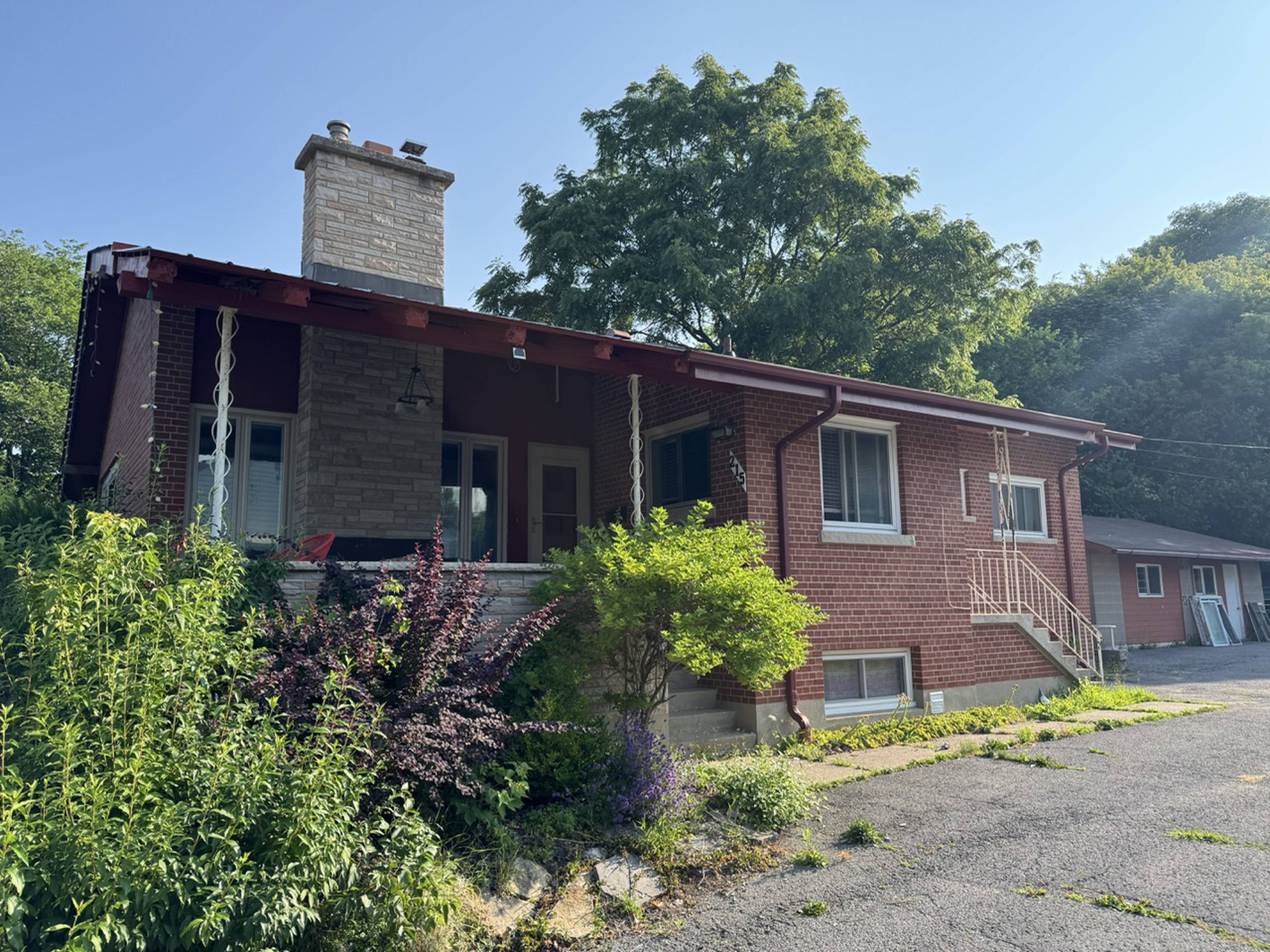 3 ch.  · 1 s. de bains for rent $2,700 / mois