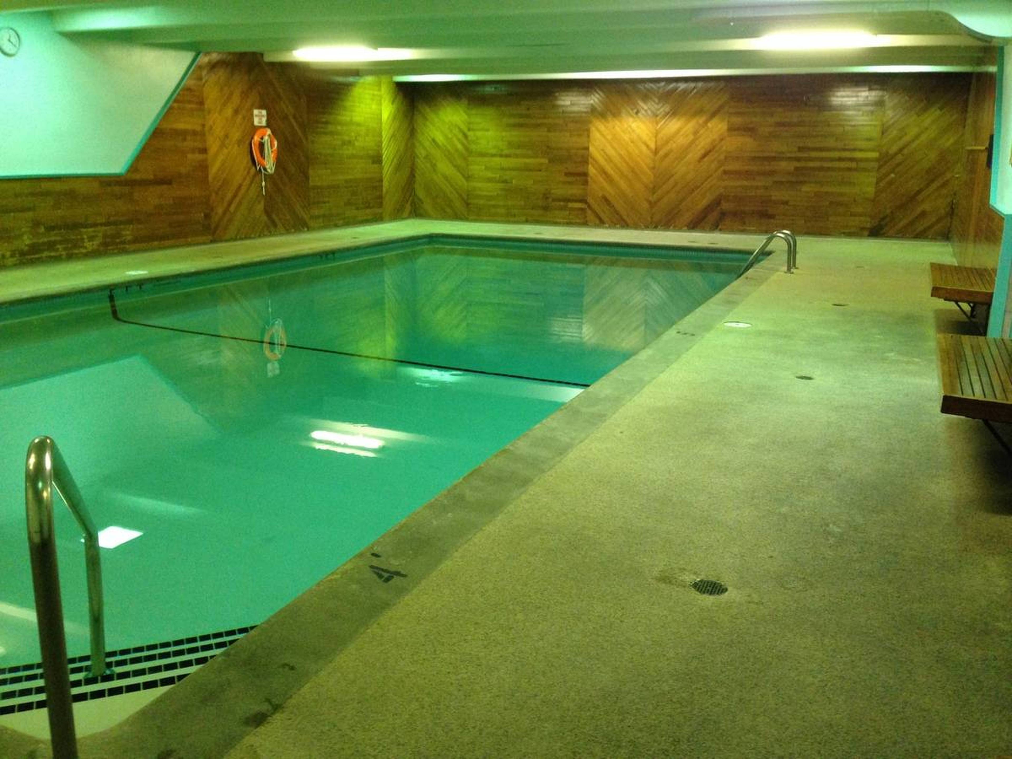 2 ch.  · 1 s. de bains for rent $3,300 / mois