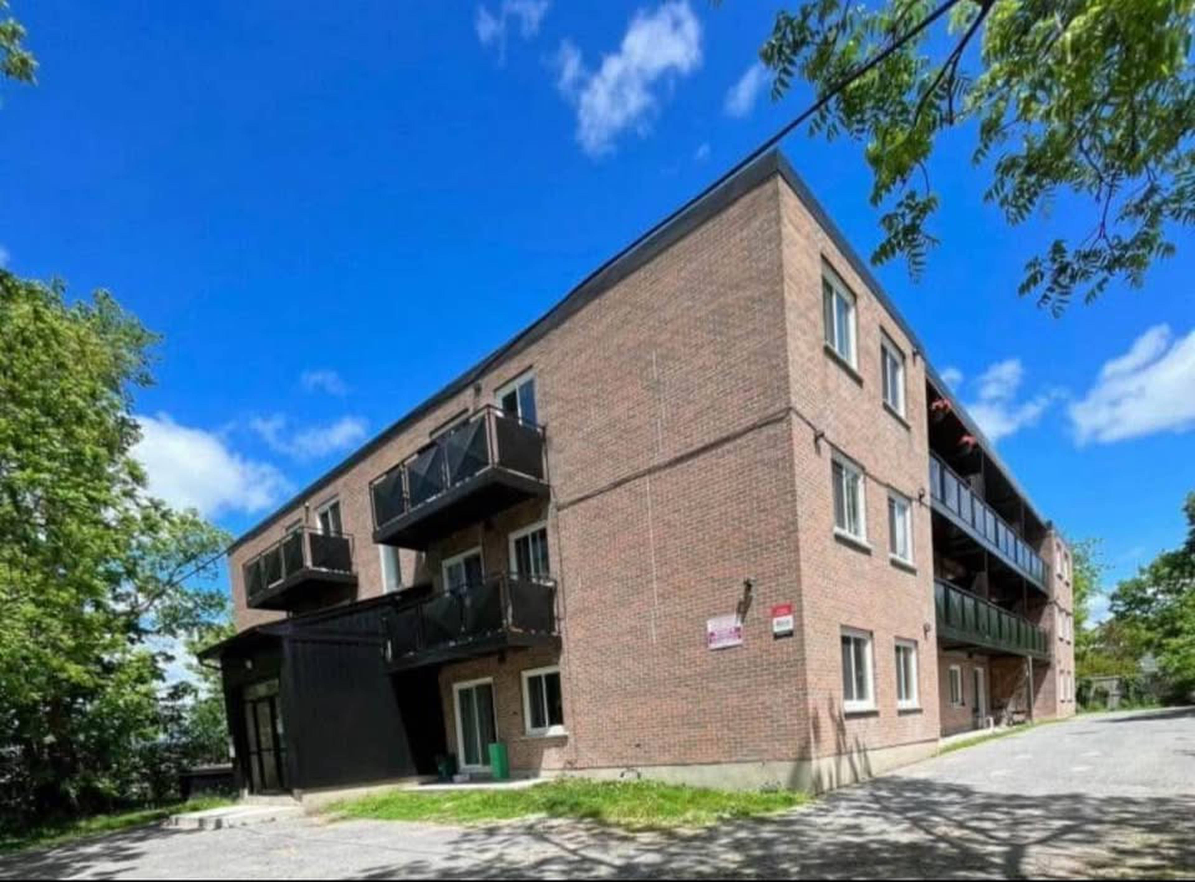 1 ch.  · 1 s. de bains for rent $1,575 / mois