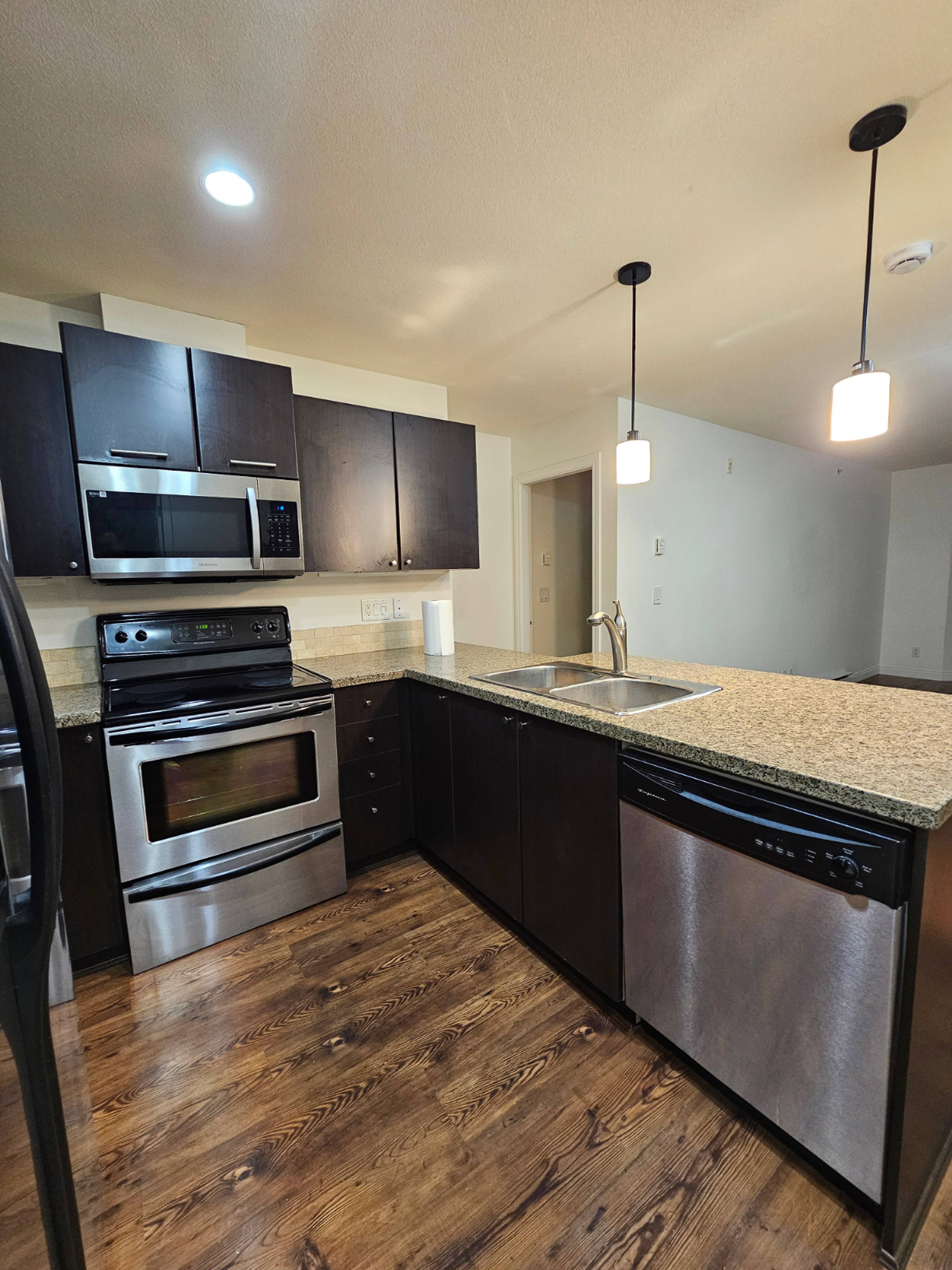 2 ch.  · 2 s. de bains for rent $2,000 / mois