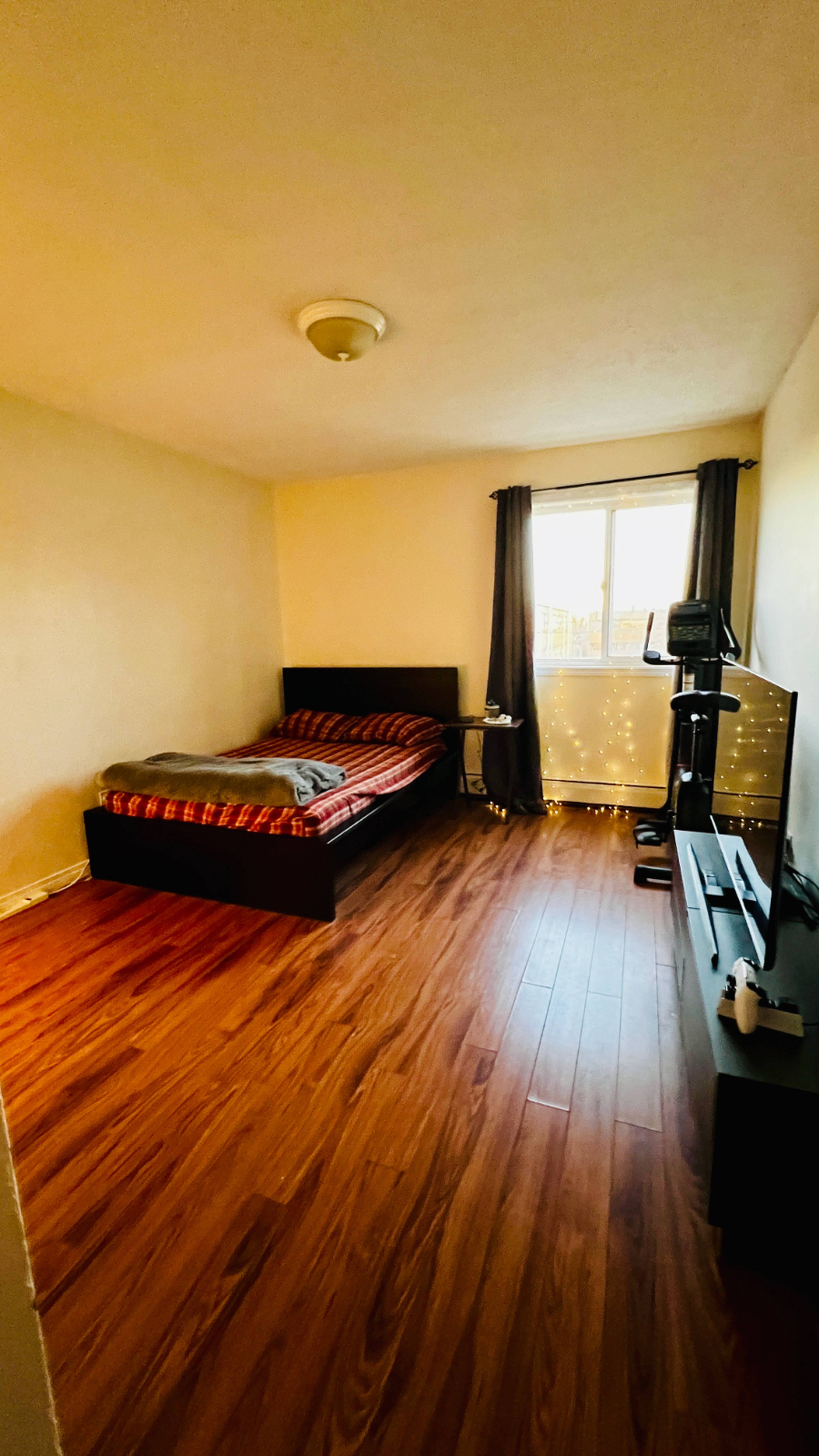 1 ch.  · 1 s. de bains for rent $700 / mois