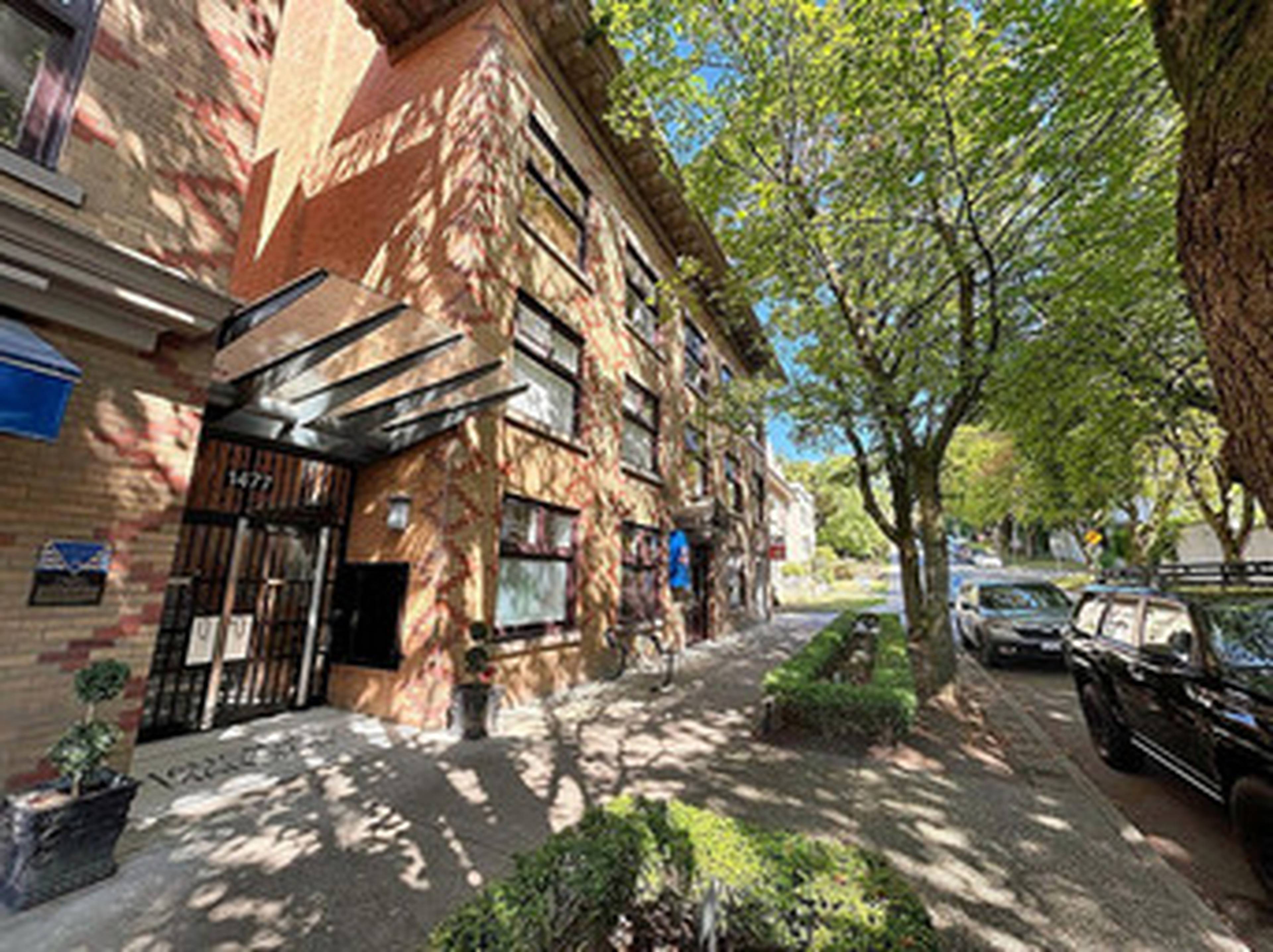 2 ch.  · 2 s. de bains for rent $3,500 / mois