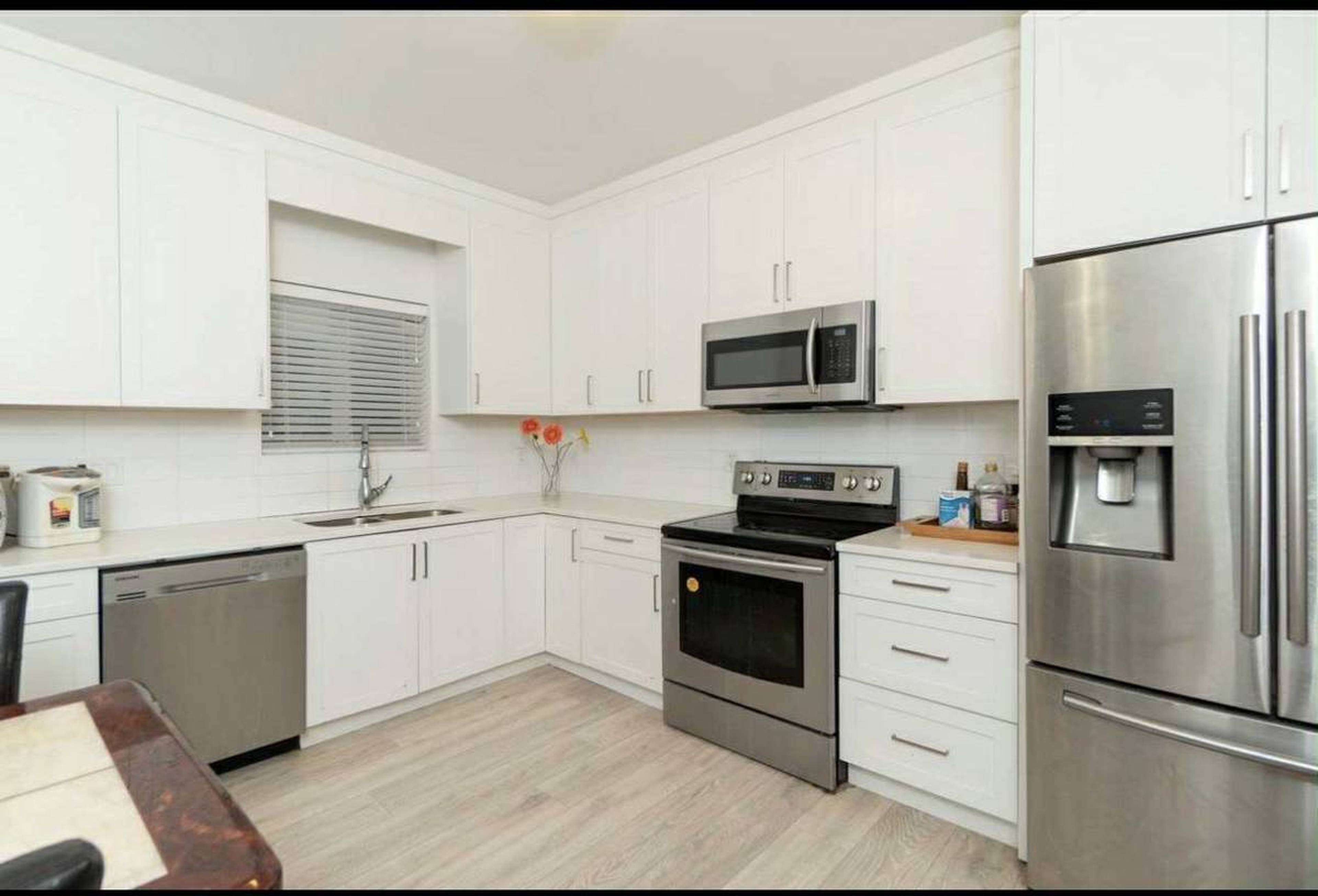 3 ch.  · 2 s. de bains for rent $2,300 / mois