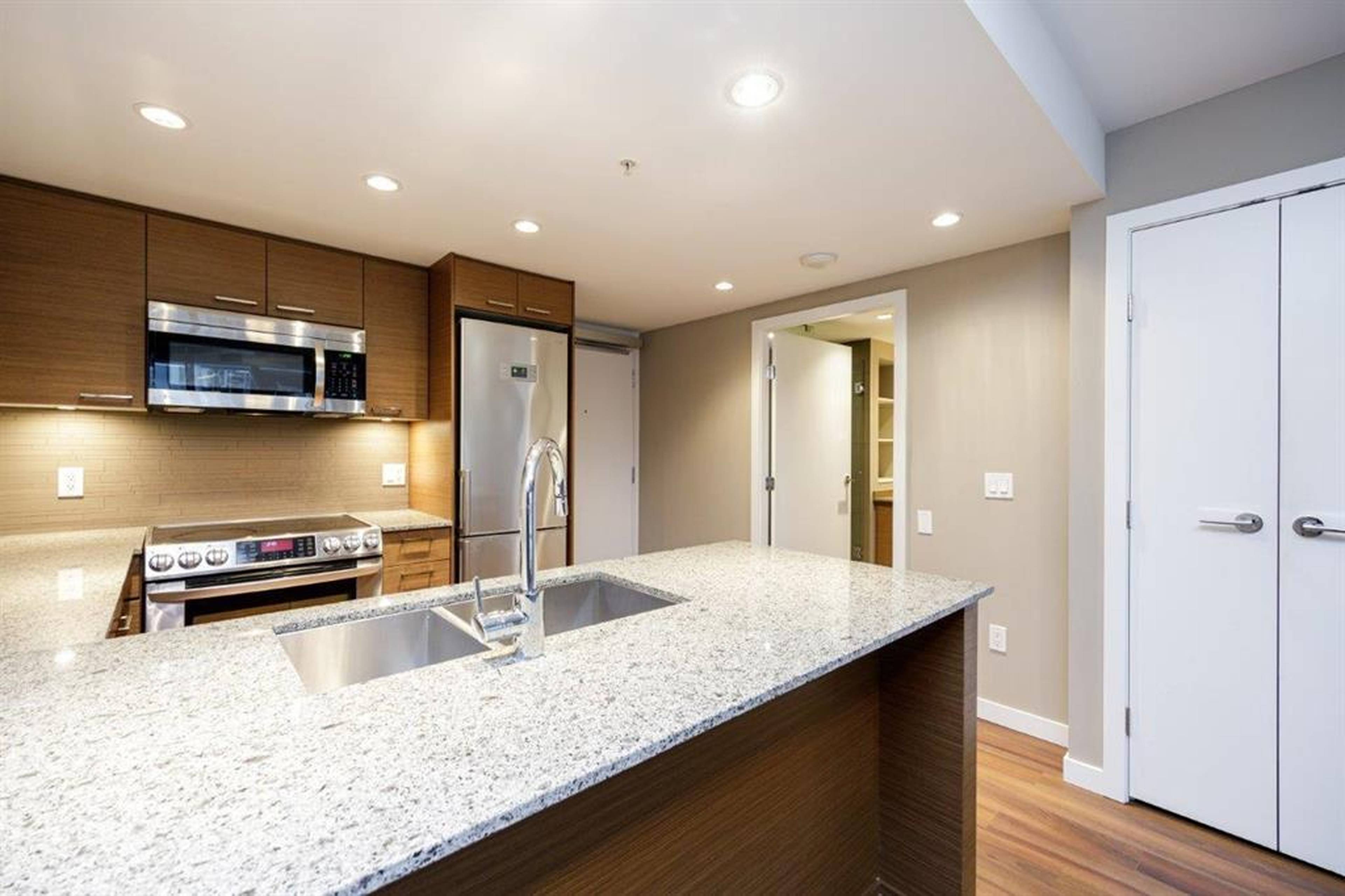 1 ch.  · 1 s. de bains for rent $2,700 / mois