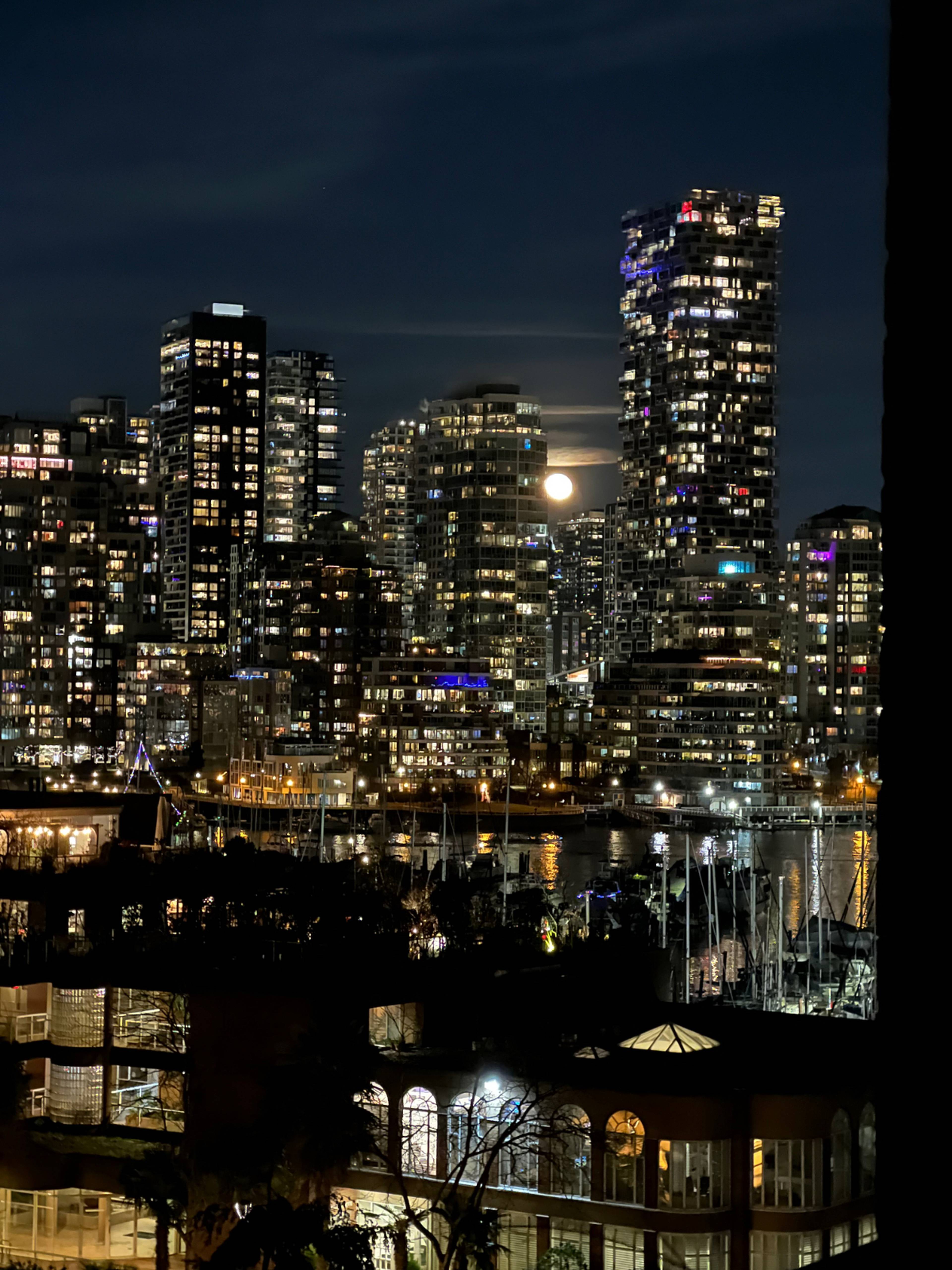 Chambre for rent $1,600 / mois