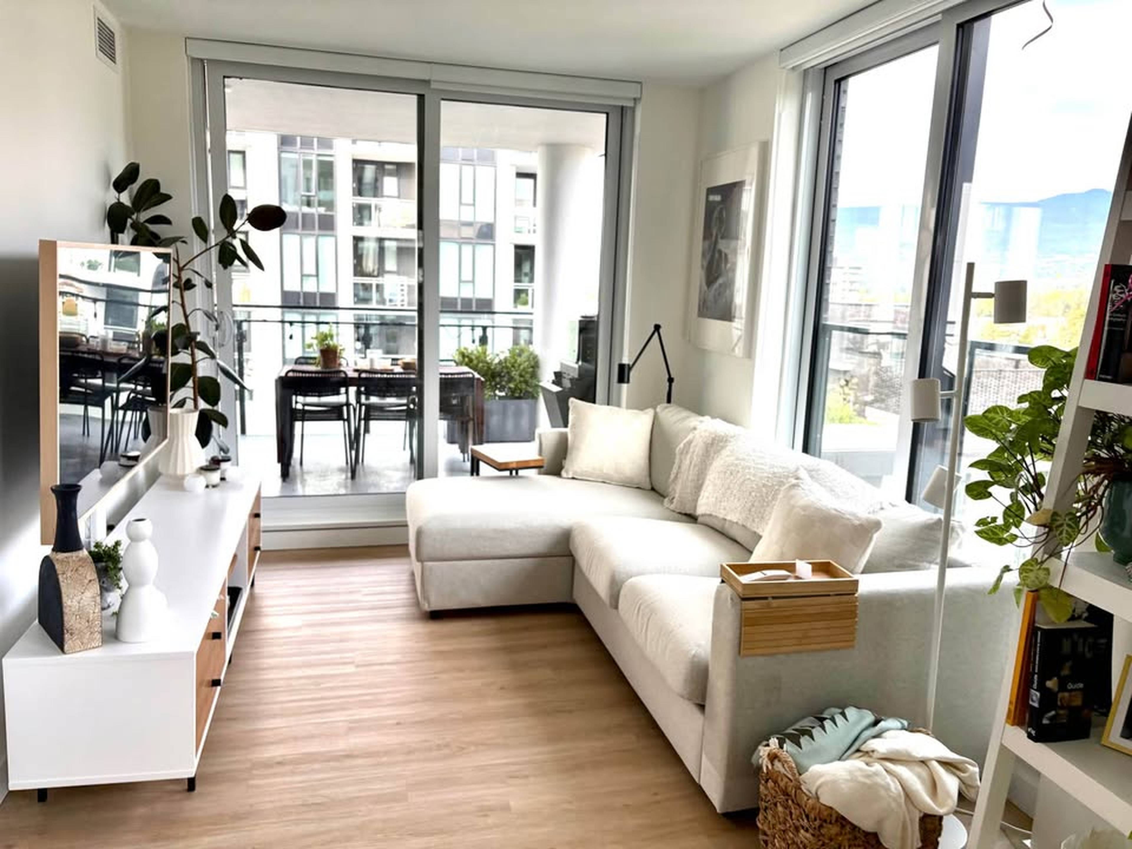 3 ch.  · 2 s. de bains for rent $4,565 / mois